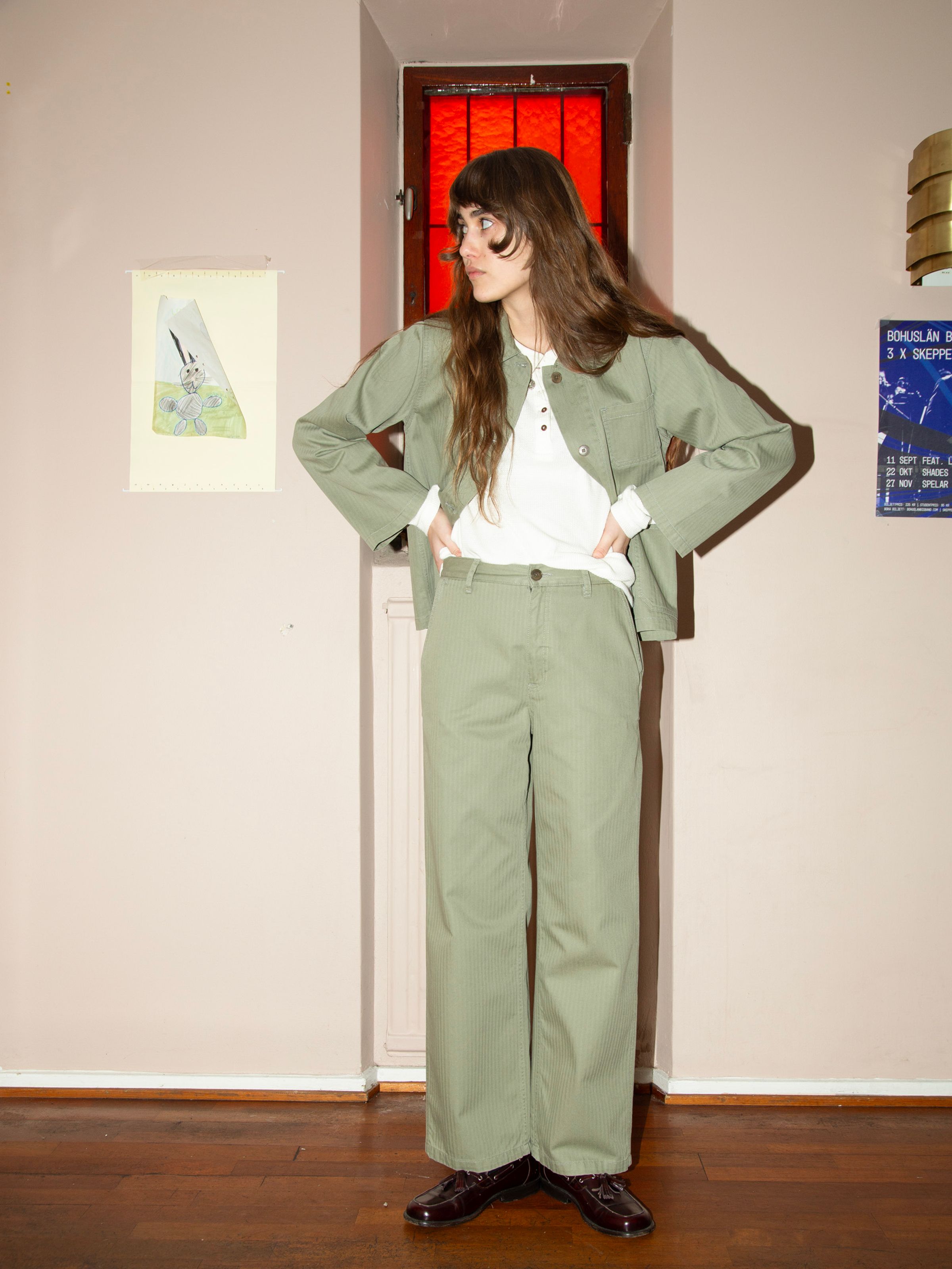 Nudie Jeans Wendy Herringbone Pale Green, Damenhose mit normaler Passform und weitem Bein, an einem Model von vorne gezeigt.