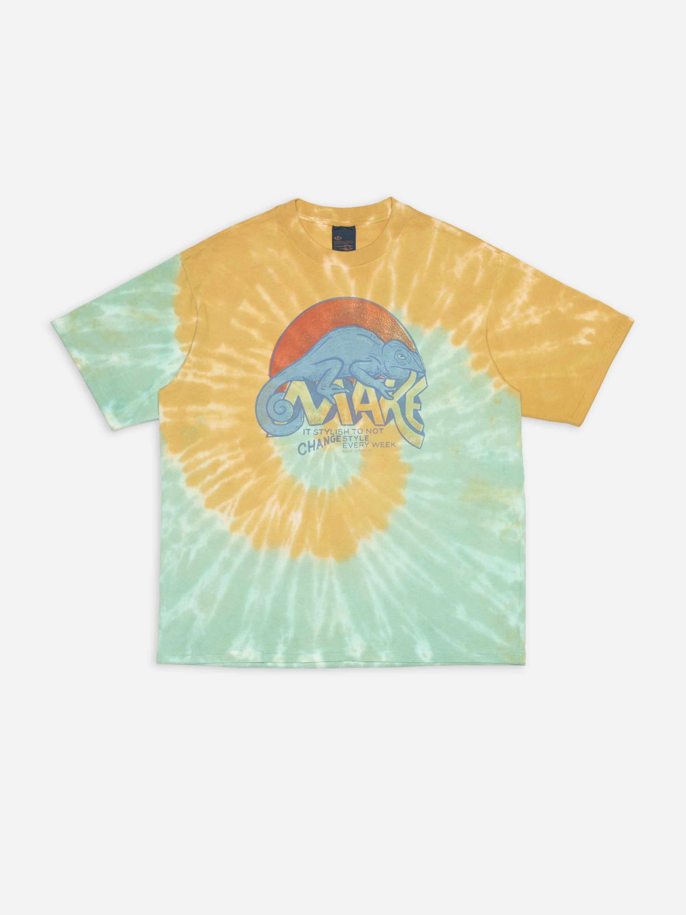 Nudie Jeans Koffe T-Shirt Chameleon Turquoise, Tie-Dye-Shirt aus Bio-Baumwolle mit Chamäleon-Brustprint, flach liegend.