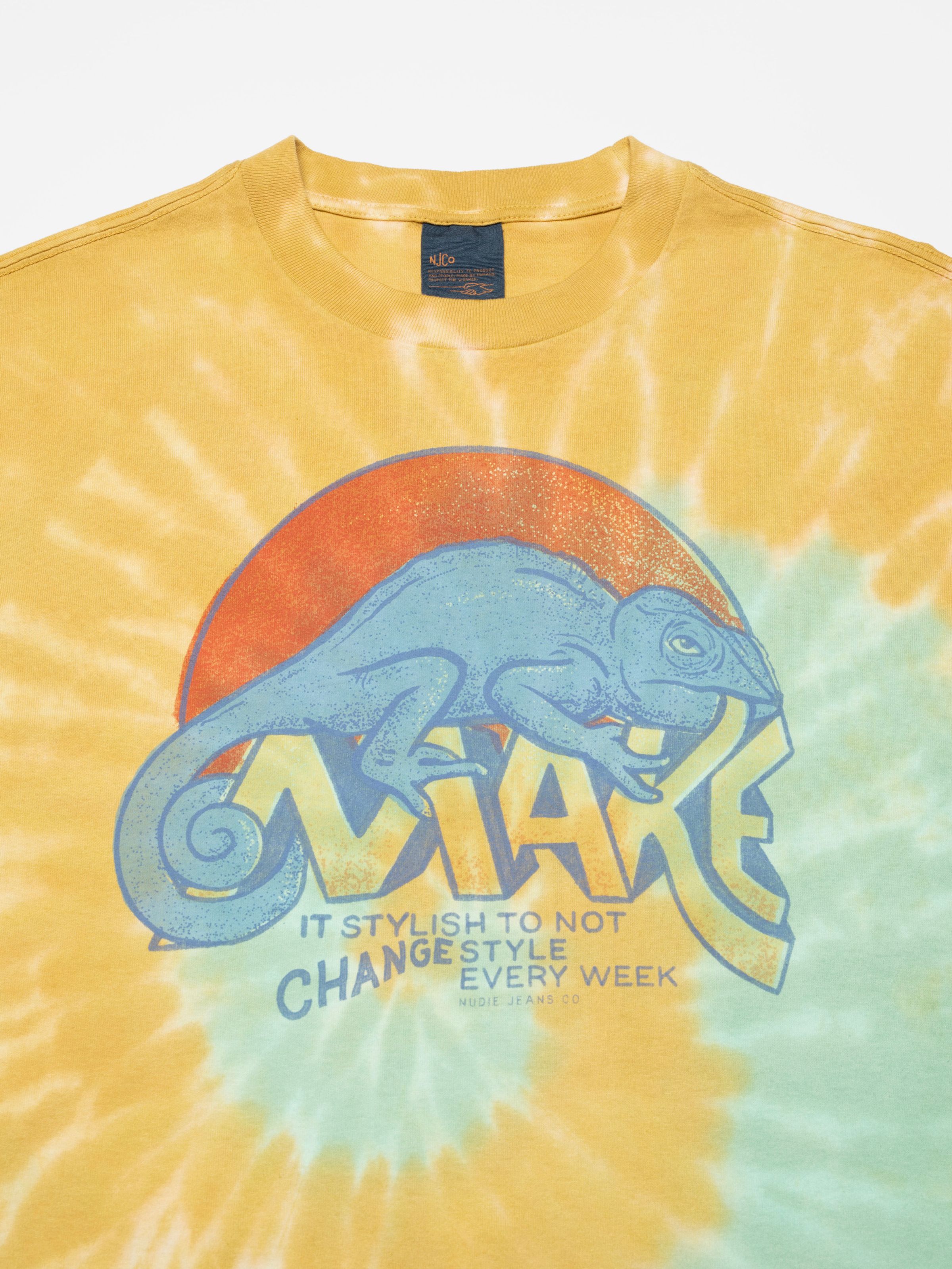 Nudie Jeans Koffe T-Shirt Chameleon Turquoise, close-up of the chest print featuring a chameleon.