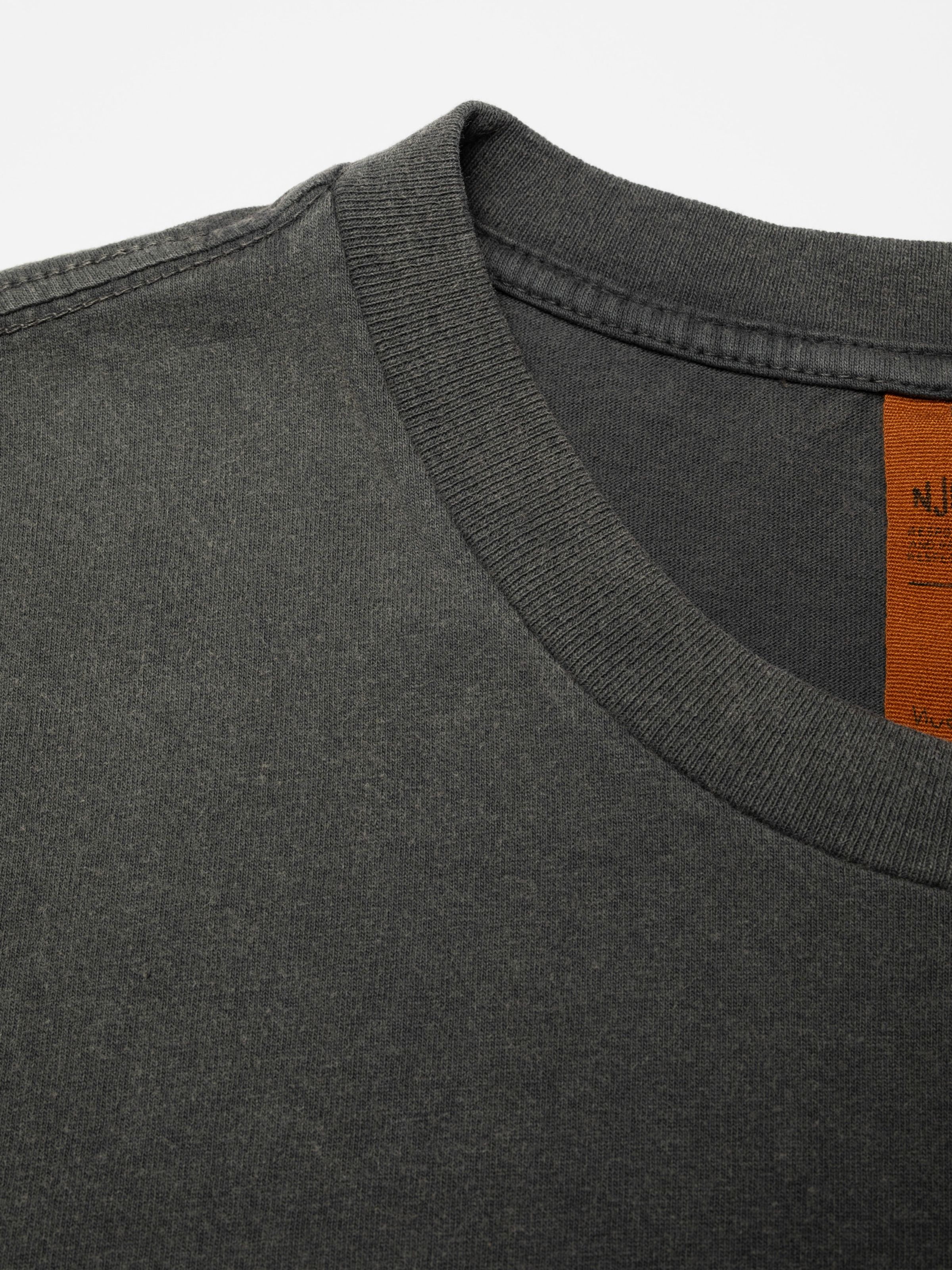 Nudie Jeans Roy T-Shirt Easy Cloud Antracite, close-up of the ribbed crew neck and organic cotton fabric.