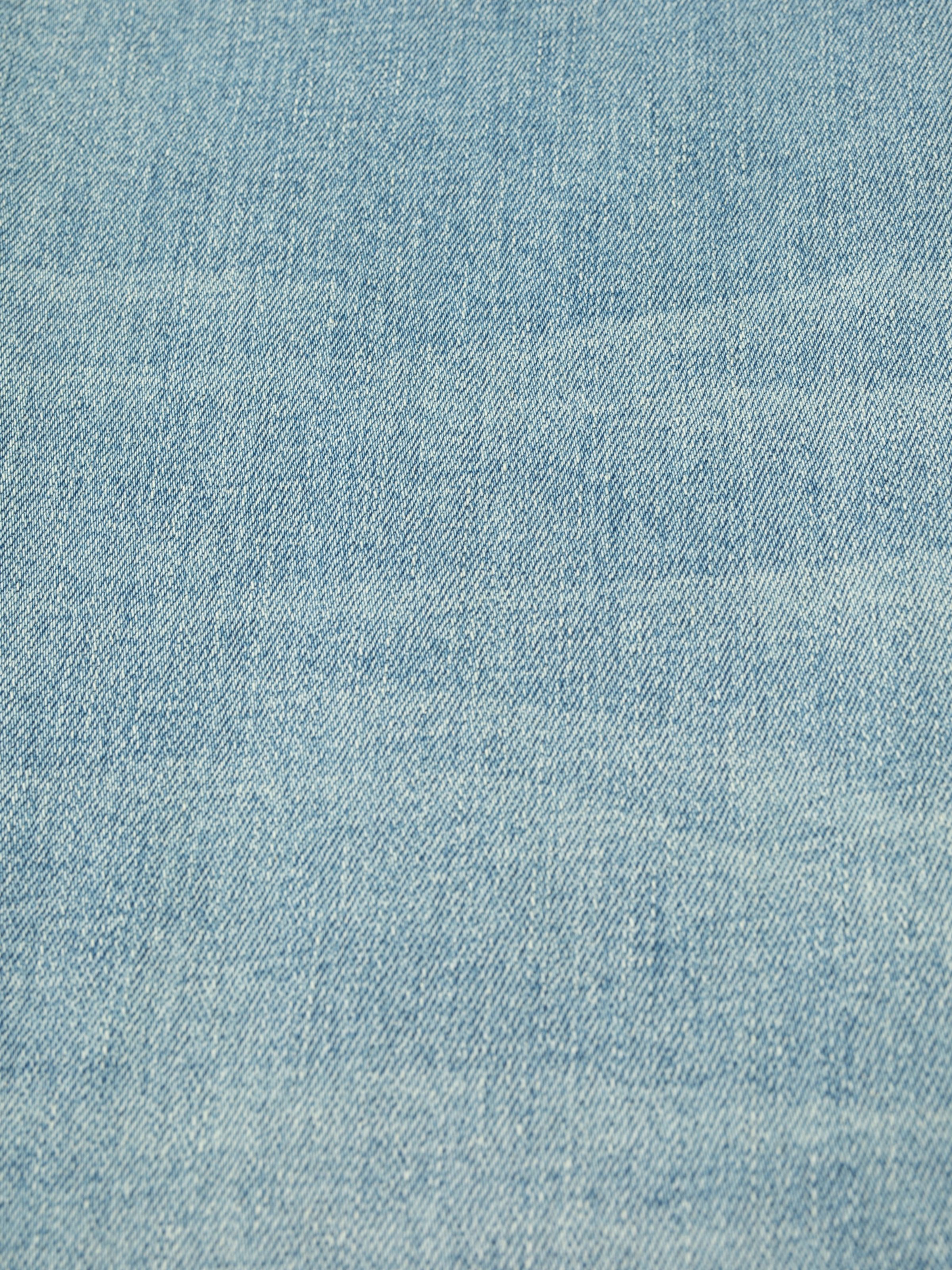Nudie Jeans Lean Dean Shallow Sea, close-up of the light blue wash stretch denim fabric.