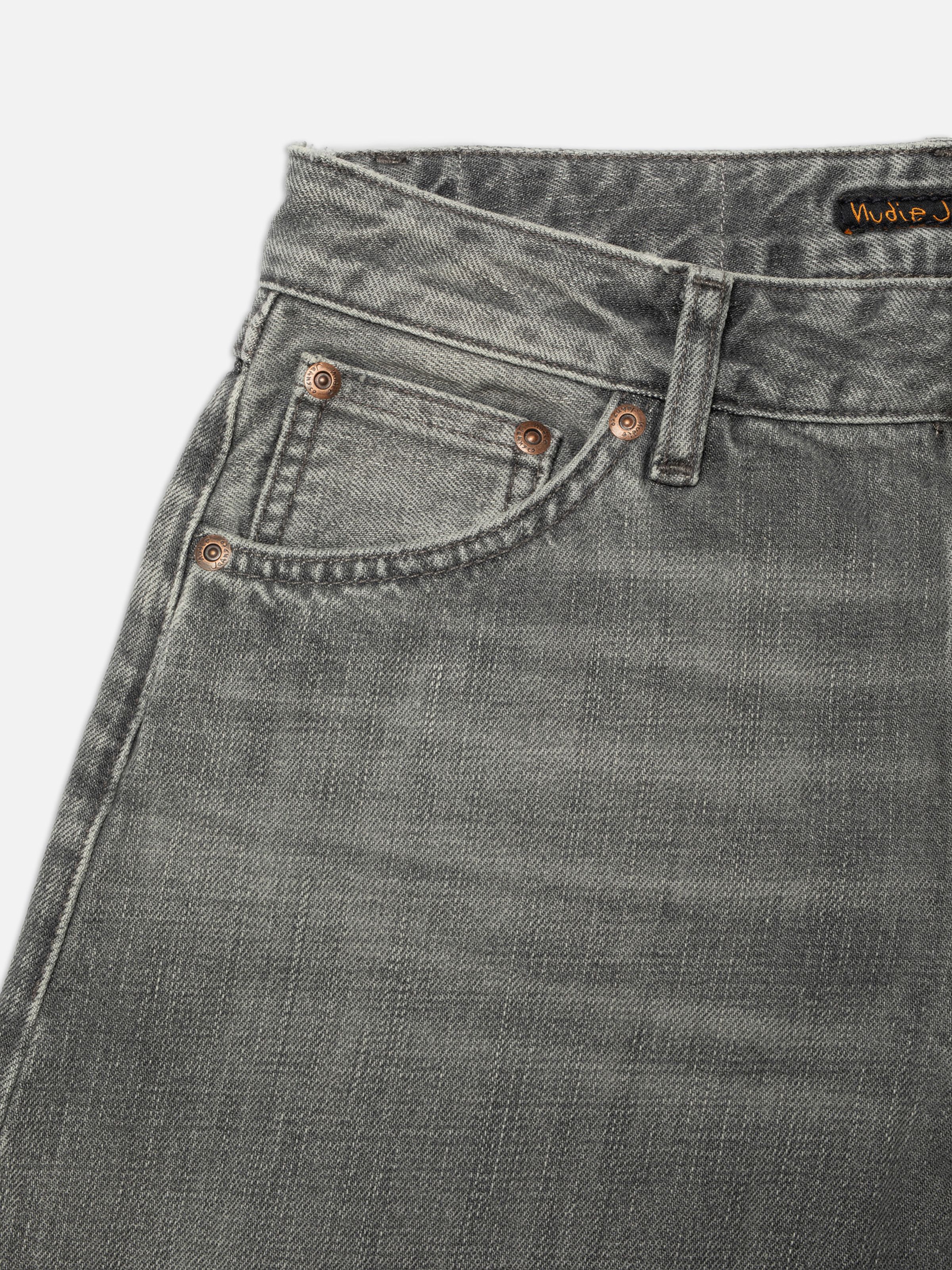 Nudie Jeans Sonic Sue Foggy Grey, close-up of the front pocket and waistband showing the copper trims.