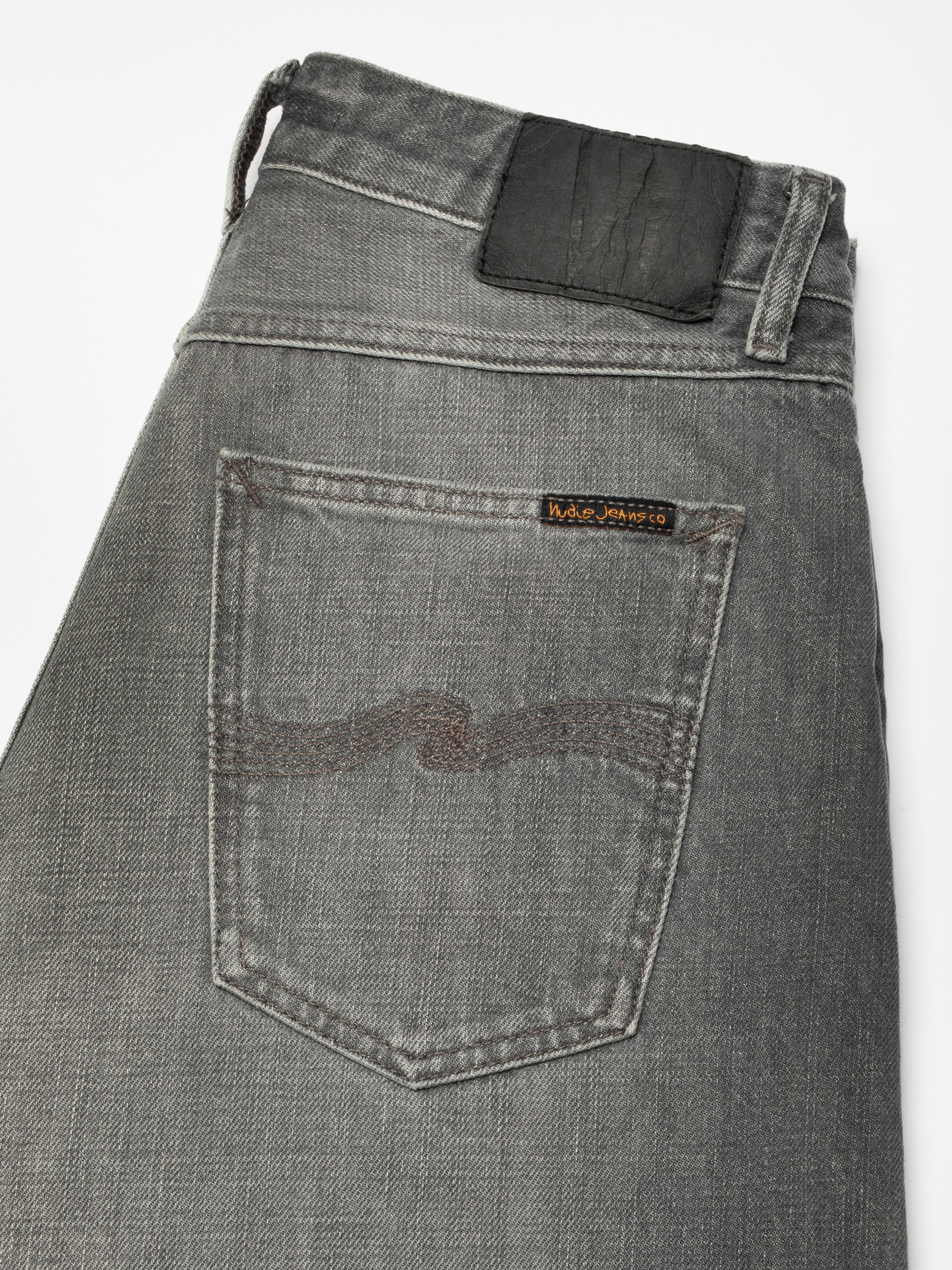 Nudie Jeans Sonic Sue Foggy Grey, close-up of the back pocket featuring tonal embroidery and a black Jacron patch.