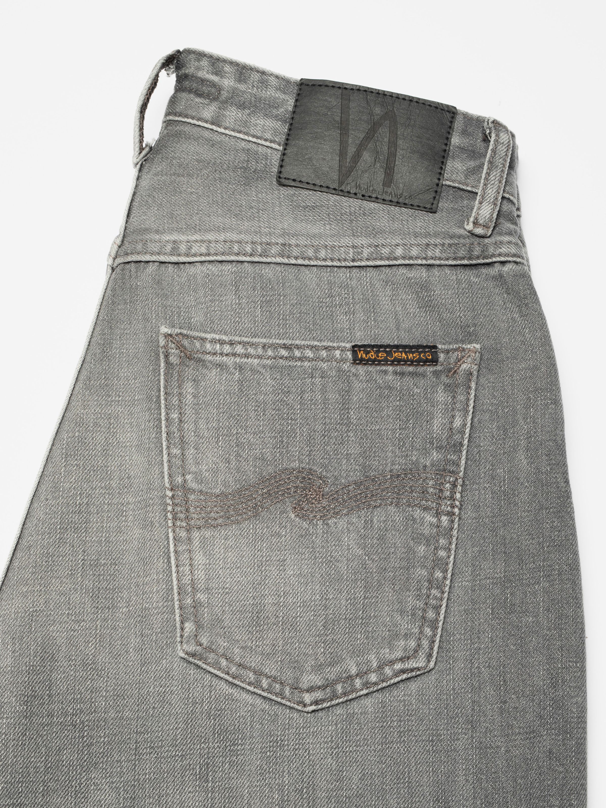 Nudie Jeans Clean Eileen Foggy Grey, close-up of the back pocket with signature embroidery and black jacron patch.