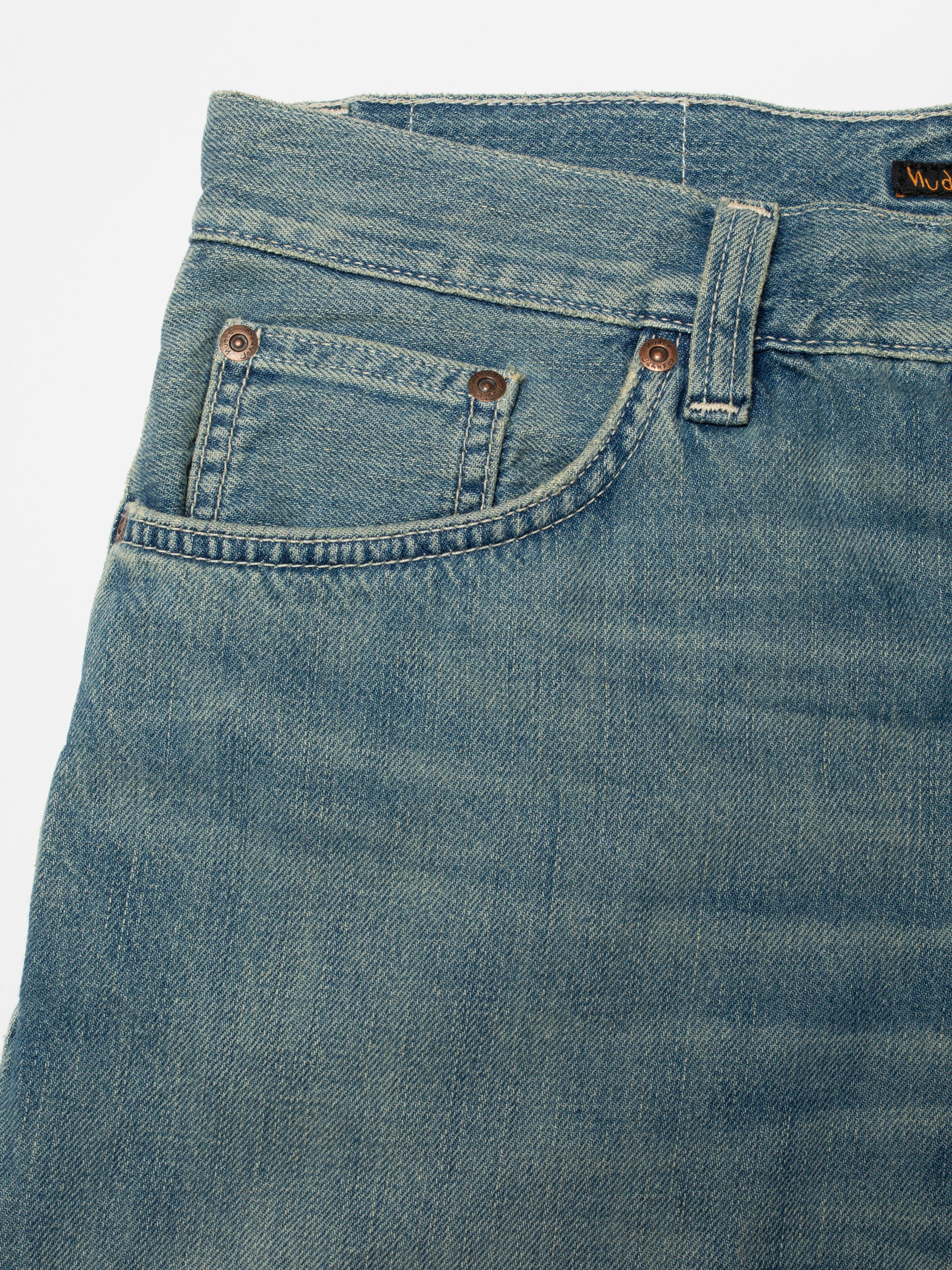 Nudie Jeans Seth Denim Shorts Drift Wood, close-up of the front pocket and copper rivets on light blue organic denim.