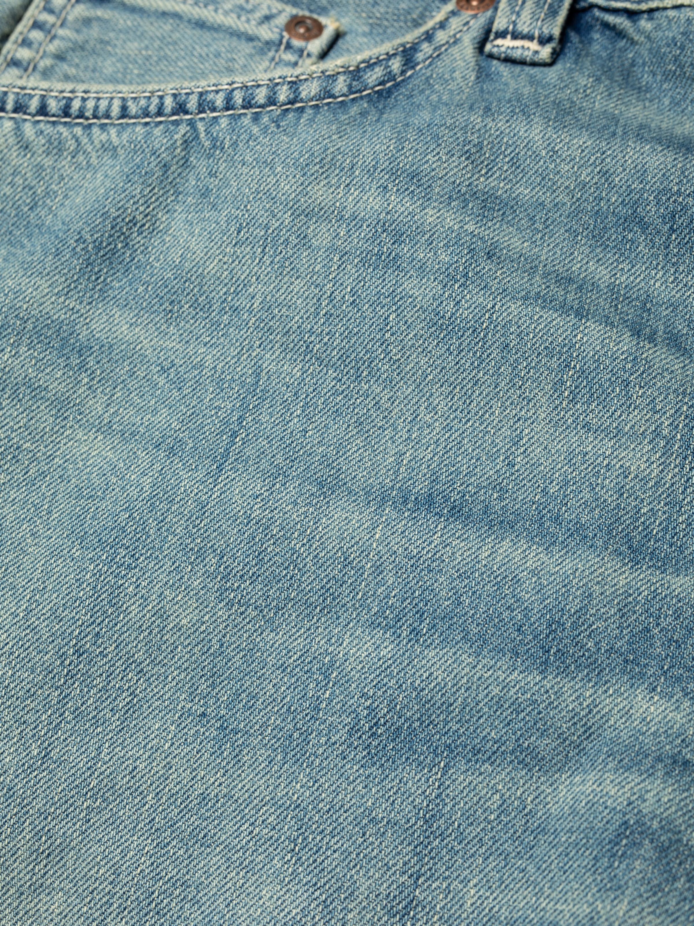 Nudie Jeans Seth Denim Shorts Drift Wood, close-up of the light blue organic cotton denim fabric.