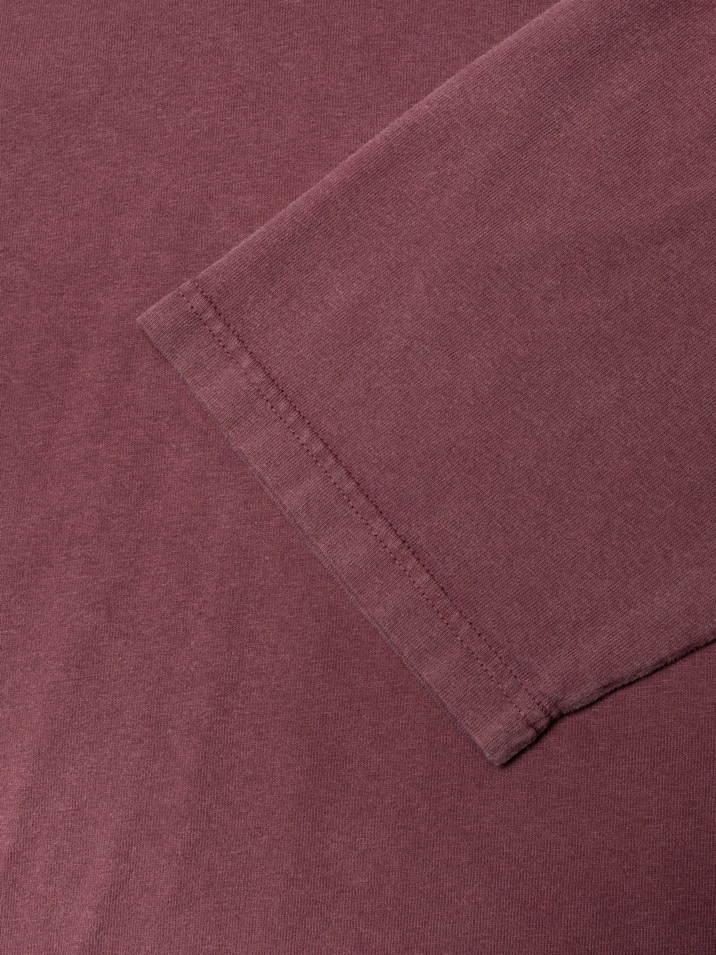 Nudie Jeans Karita T-Shirt NJCO Pin Burgundy, close-up of the sleeve cuff and garment-dyed organic cotton fabric.