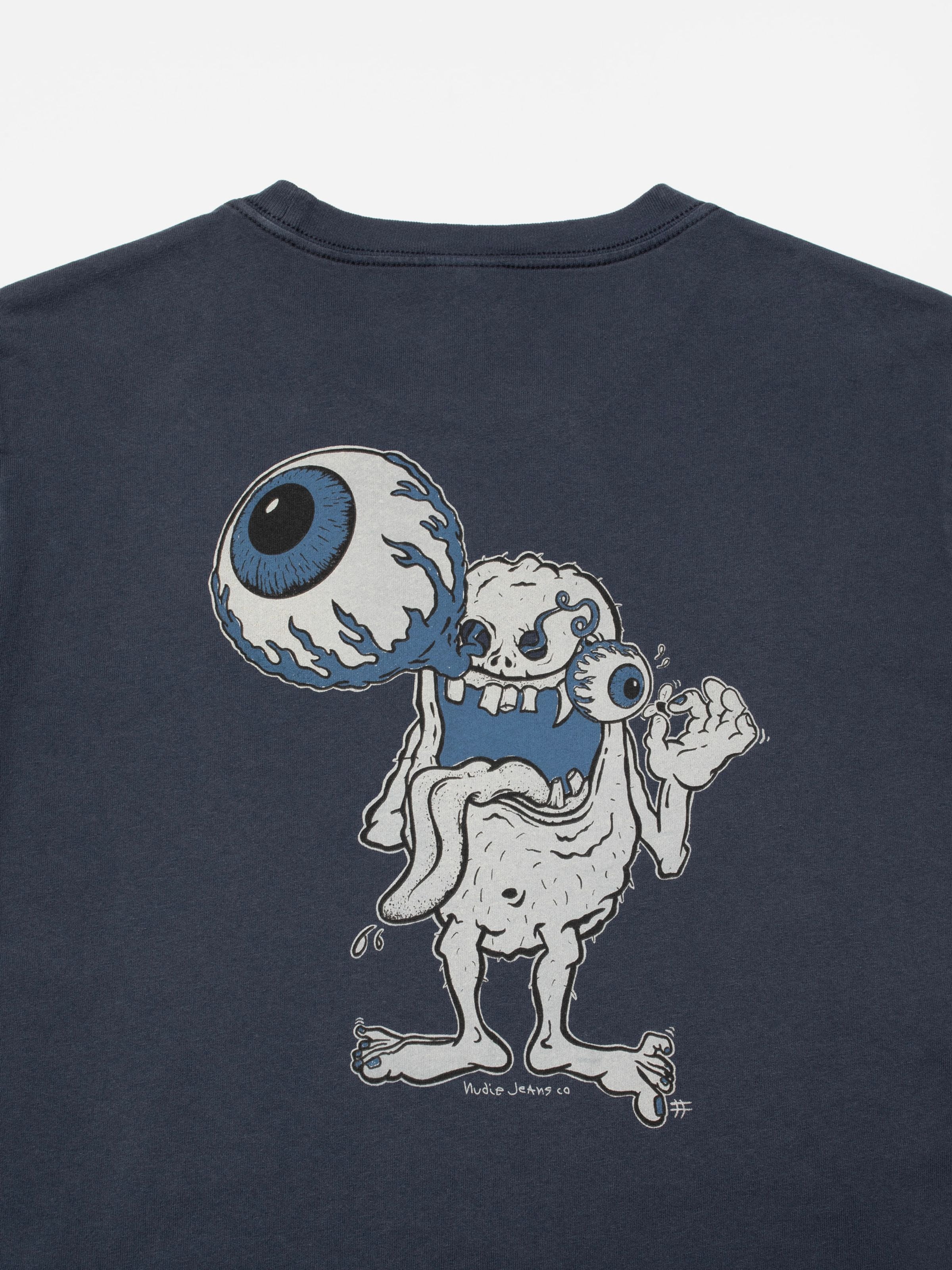 Nudie Jeans Roy T-Shirt Freaky in Dark Blue aus Bio-Baumwolle zeigt den Monster-Grafikprint auf der Rückseite.