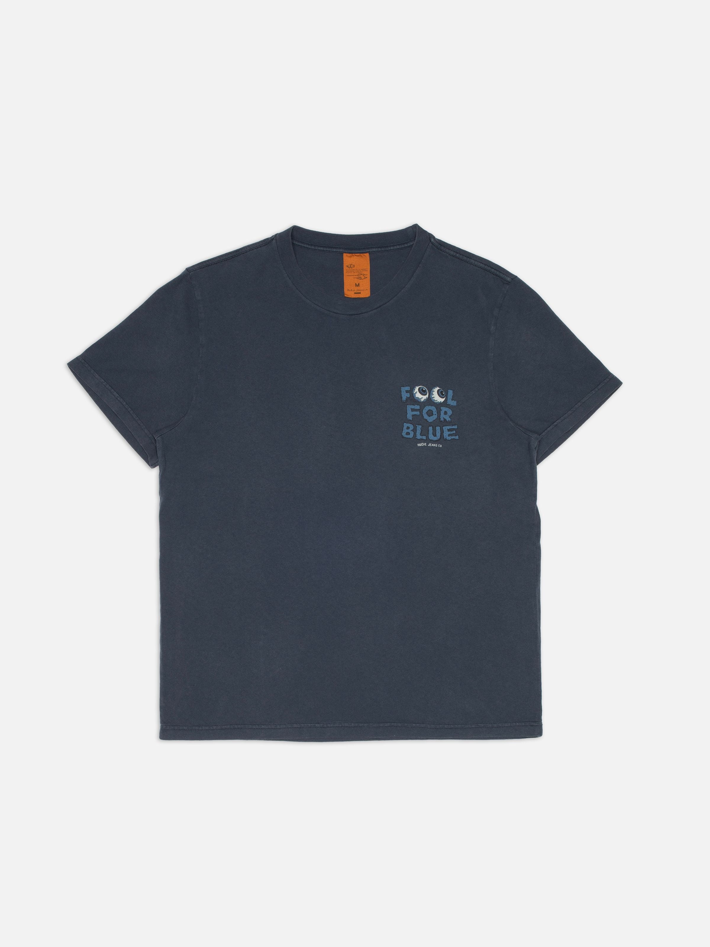 Nudie Jeans Roy T-Shirt Freaky Dark Blue, T-Shirt aus Bio-Baumwolle mit Fool For Blue-Grafik, flach liegend.