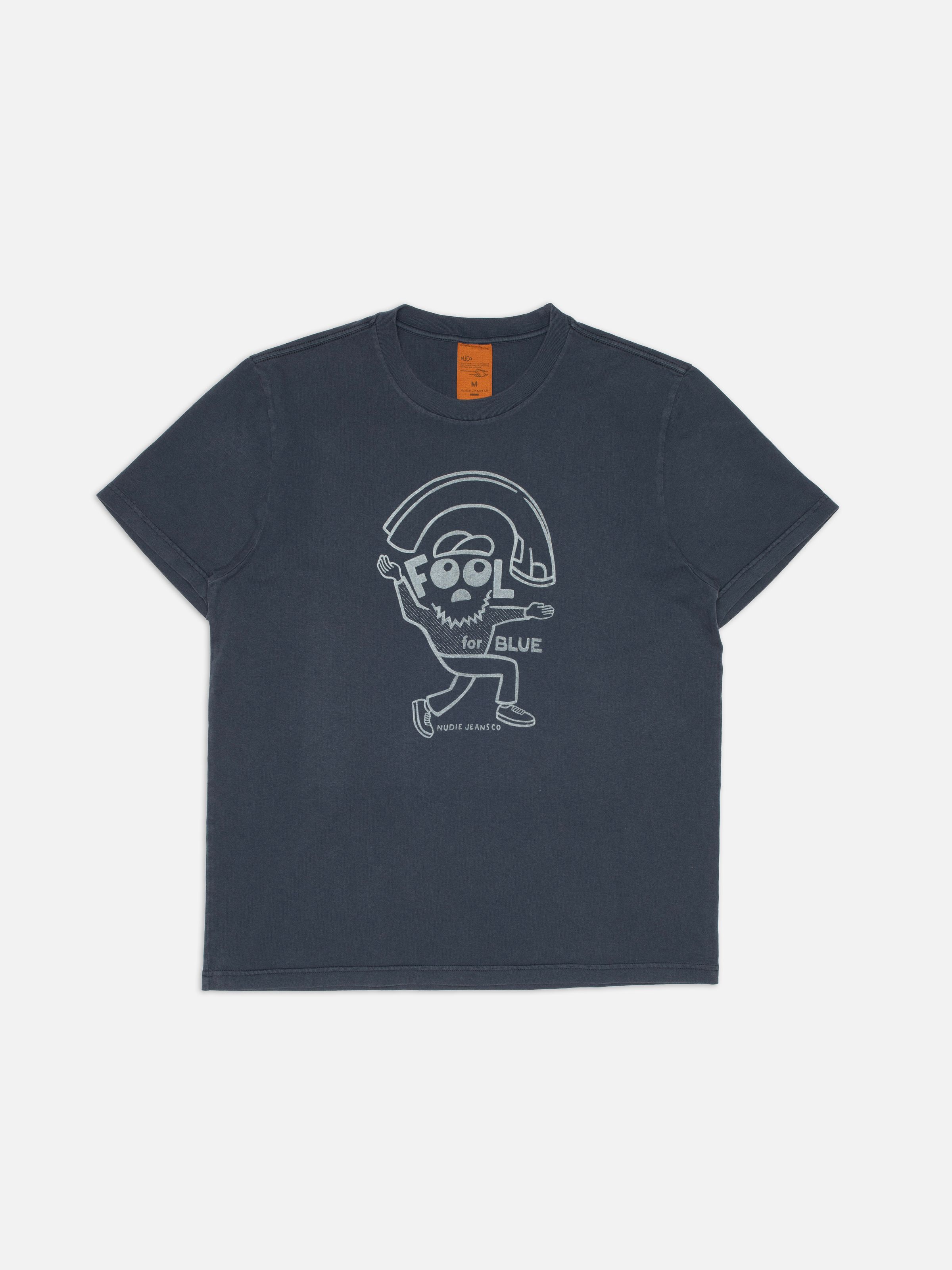 Nudie Jeans Roy T-Shirt Jeanjuggler in Dunkelblau, ein T-Shirt aus Bio-Baumwolle mit Brustgrafik, flach liegend.
