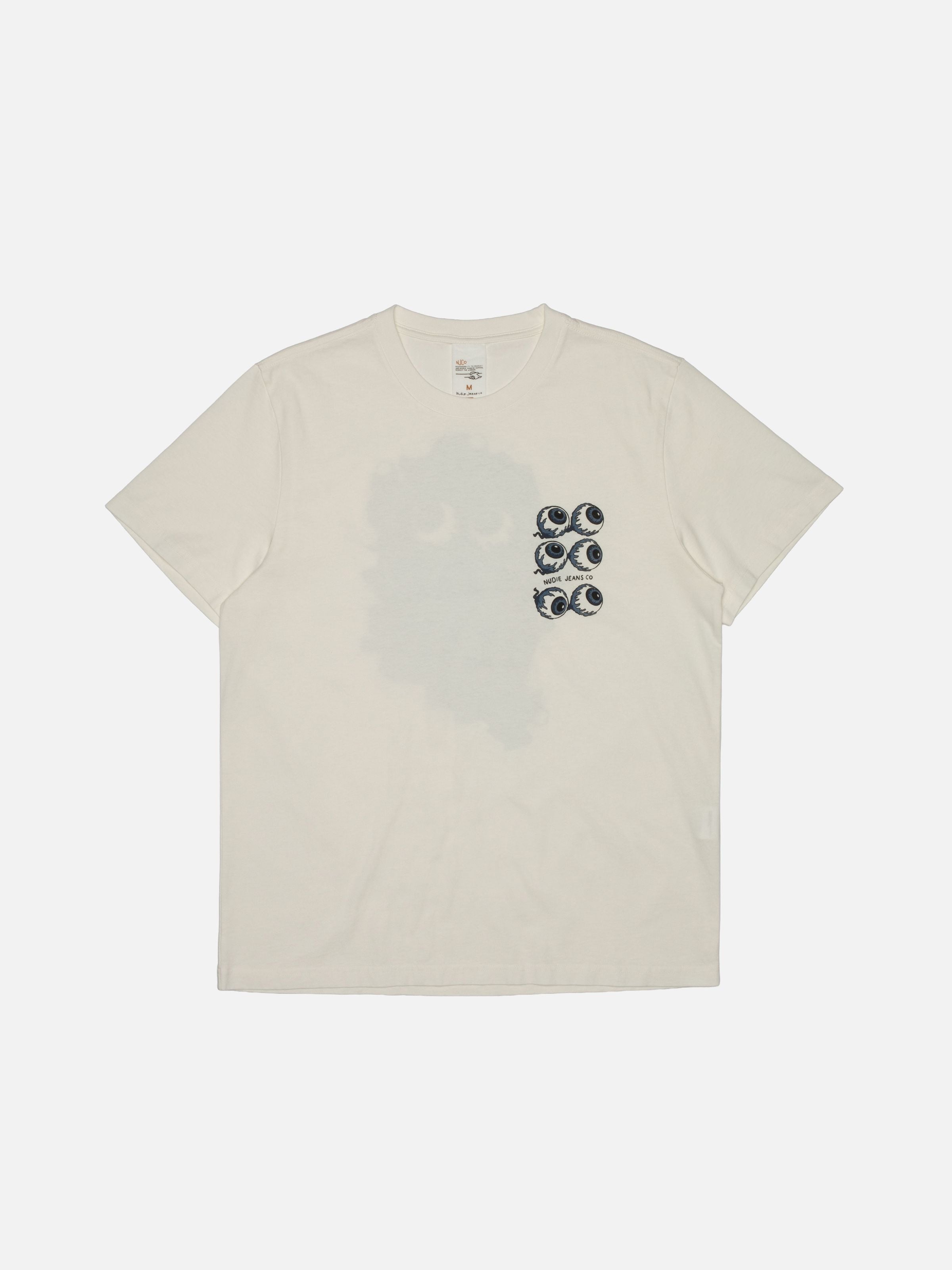 Nudie Jeans Roy T-Shirt Wall Crack in Chalk White, kurzärmeliges T-Shirt aus Bio-Baumwolle mit Brustgrafik, flach liegend.