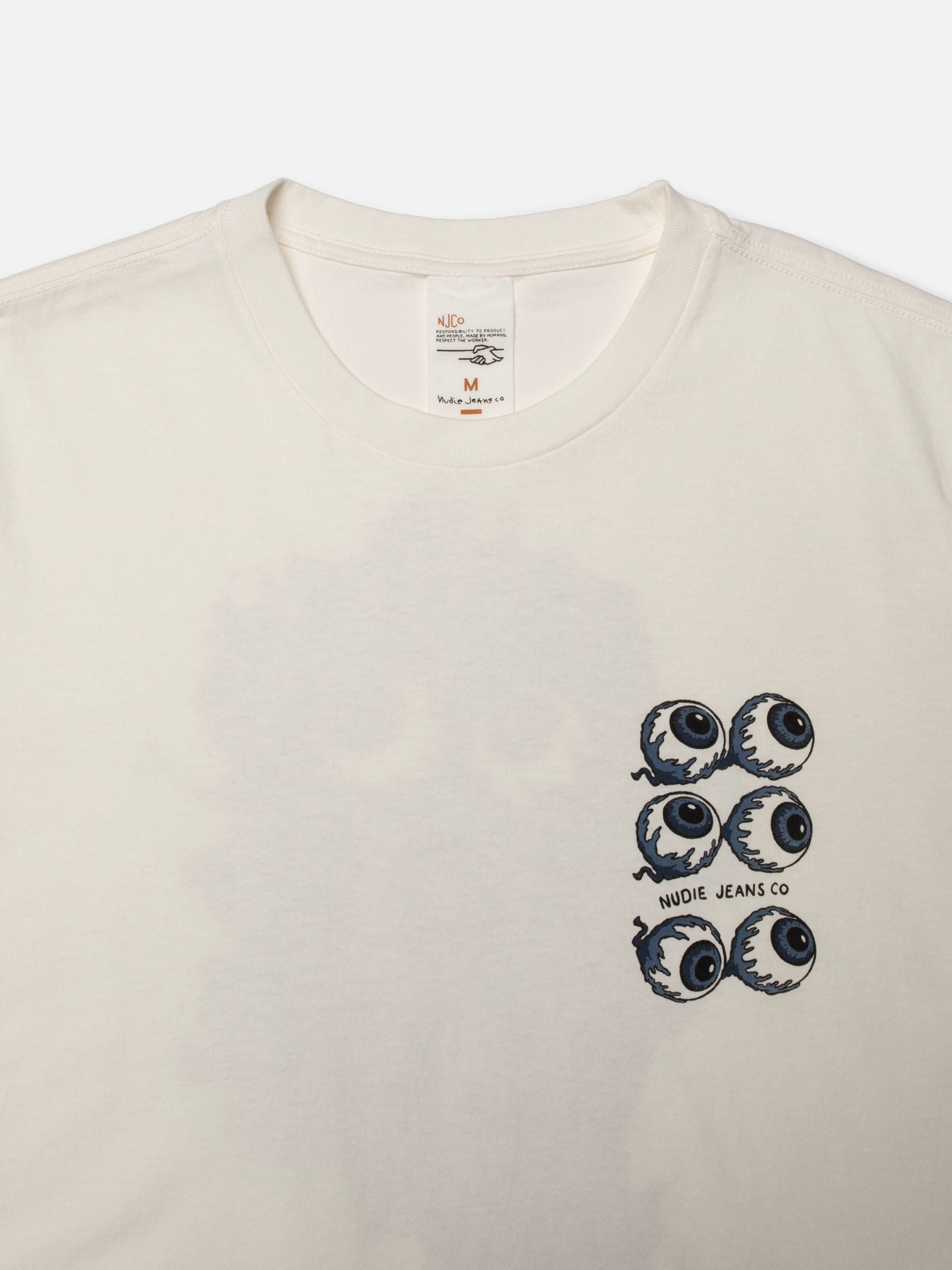 Nudie Jeans Roy T-Shirt Wall Crack Chalk White, T-Shirt aus Bio-Baumwolle mit gestapelter Augapfel-Grafik auf der Brust.