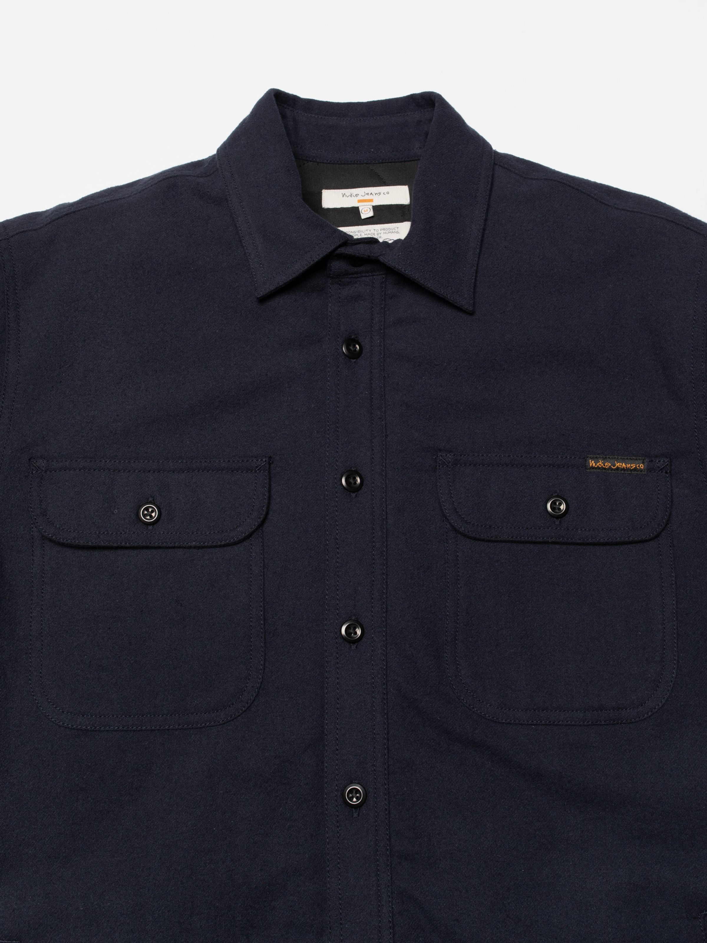 Nudie Jeans Glenn Padded Shirt Flannel in Blueberry, ein dunkelblaues Overshirt aus Bio-Baumwolle mit zwei Brusttaschen.
