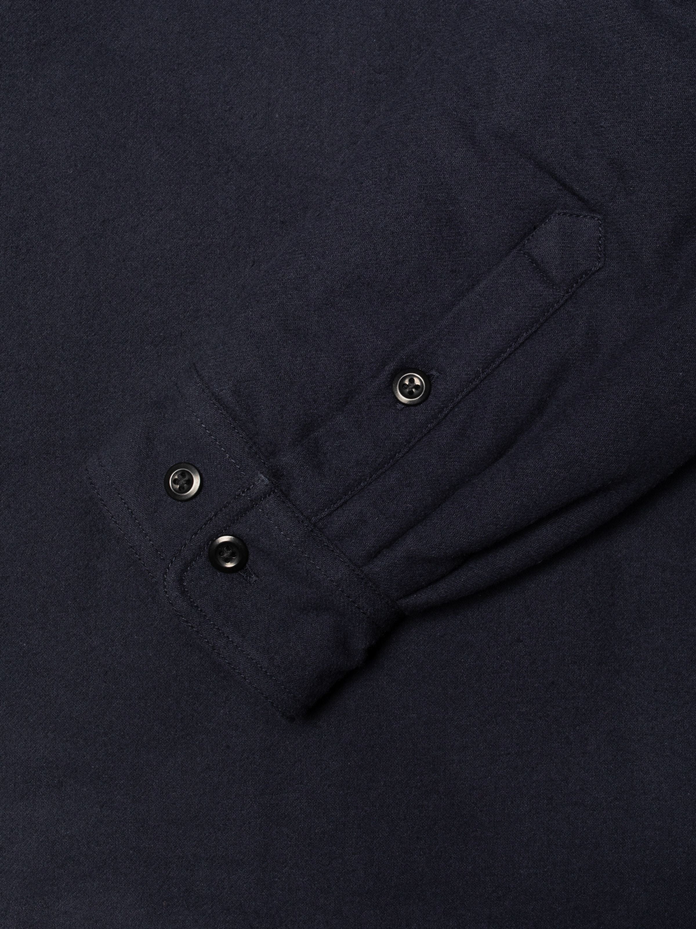 Nudie Jeans Glenn Padded Shirt Flannel in Blueberry, Nahaufnahme der geknöpften Ärmelmanschette und Stoff aus Bio-Baumwolle.
