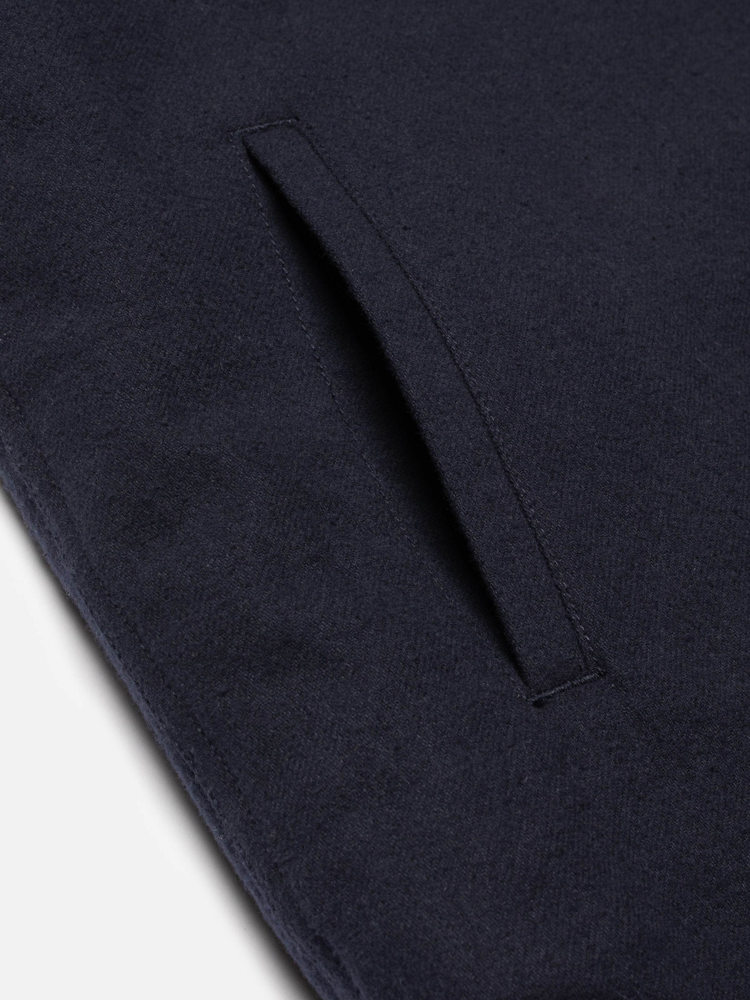 Nudie Jeans Glenn Padded Shirt Flannel in Blueberry, Nahaufnahme der seitlichen Leistentasche auf Flanell aus Bio-Baumwolle.