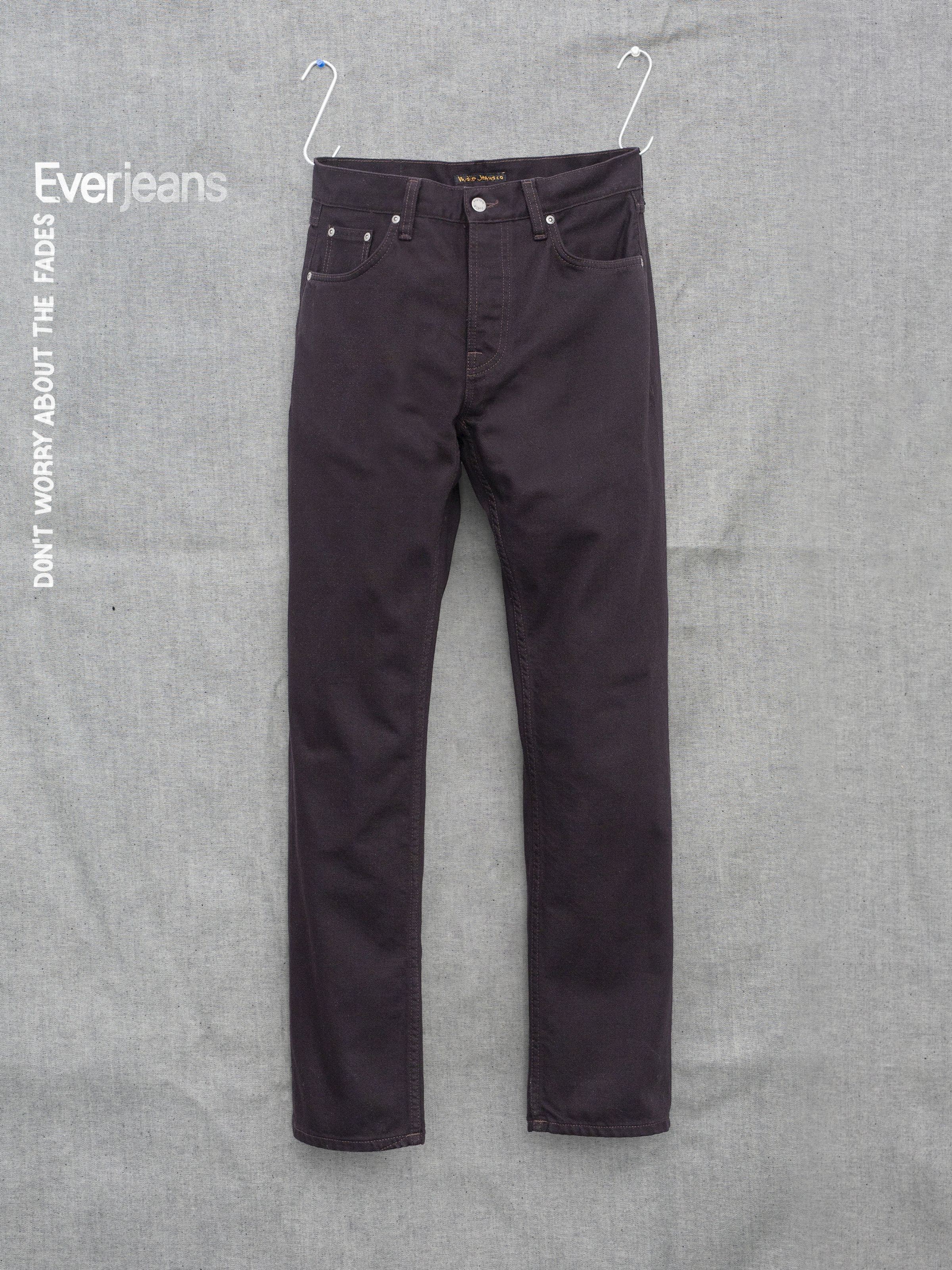 Nudie Jeans Rad Rufus Everbrown, eine Herrenjeans mit regulärer Passform und geradem Bein in tiefem Braun, flach liegend.