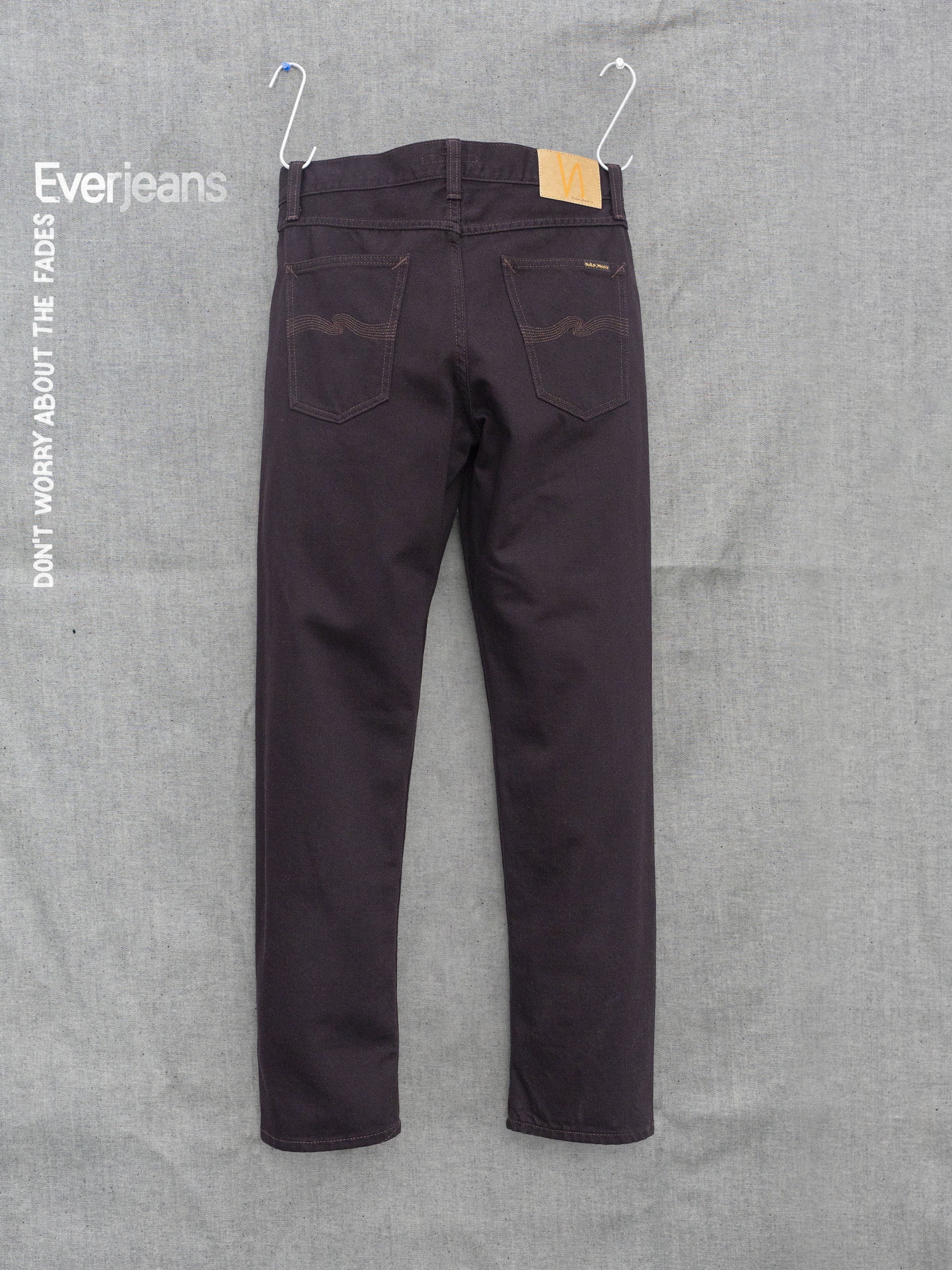Nudie Jeans Gritty Jackson Everbrown, Rückansicht der Regular Fit Jeans mit geradem Bein aus tiefbraunem Bio-Baumwoll-Denim.