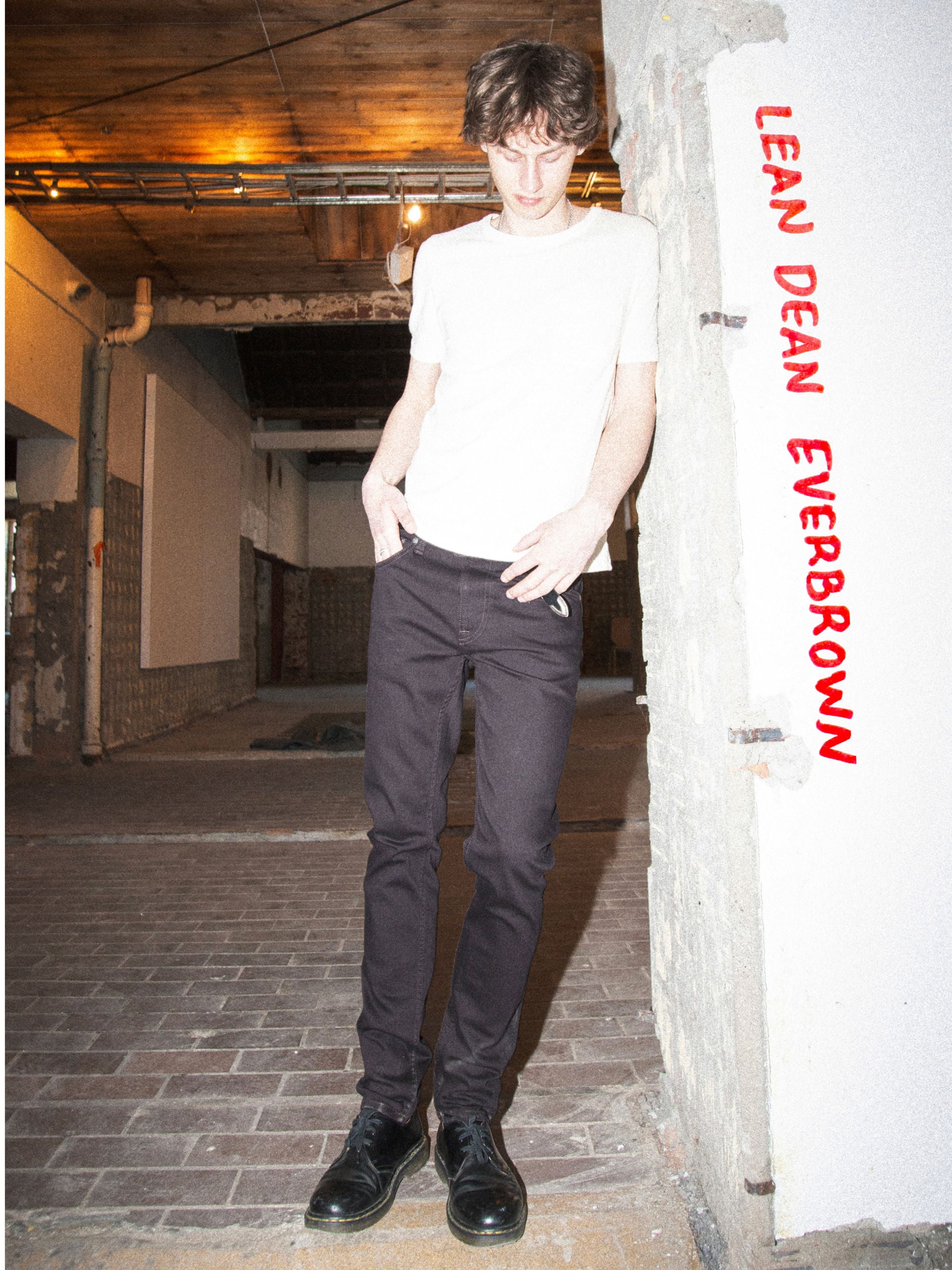 Nudie Jeans Lean Dean Everbrown, schmal zulaufende Herrenjeans aus tiefbraunem Bio-Baumwoll-Stretchdenim, am Model.