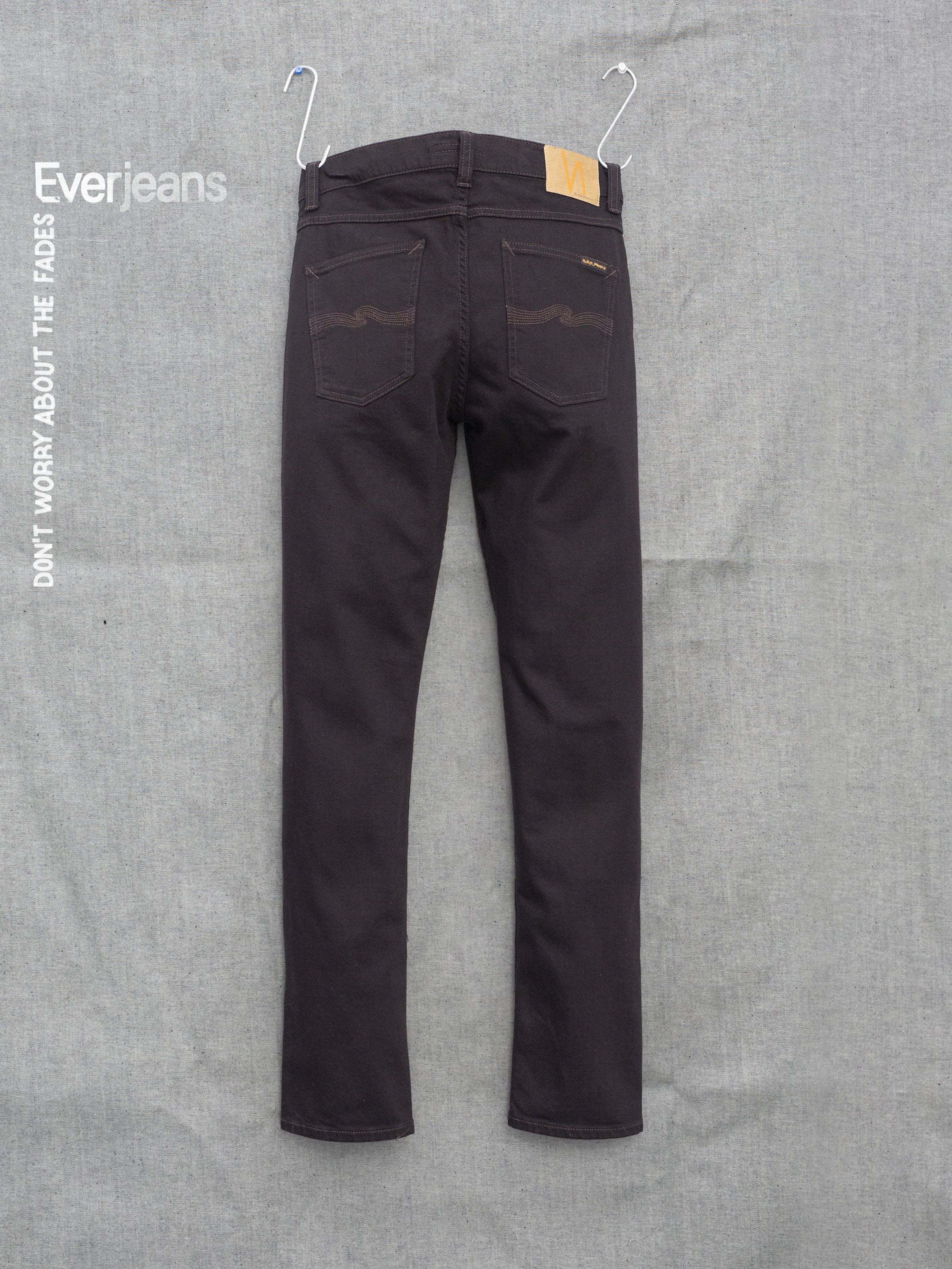 Nudie Jeans Lean Dean Everbrown, schmal zulaufende Jeans aus tiefbraunem Stretch-Denim aus Bio-Baumwolle, von hinten gezeigt.