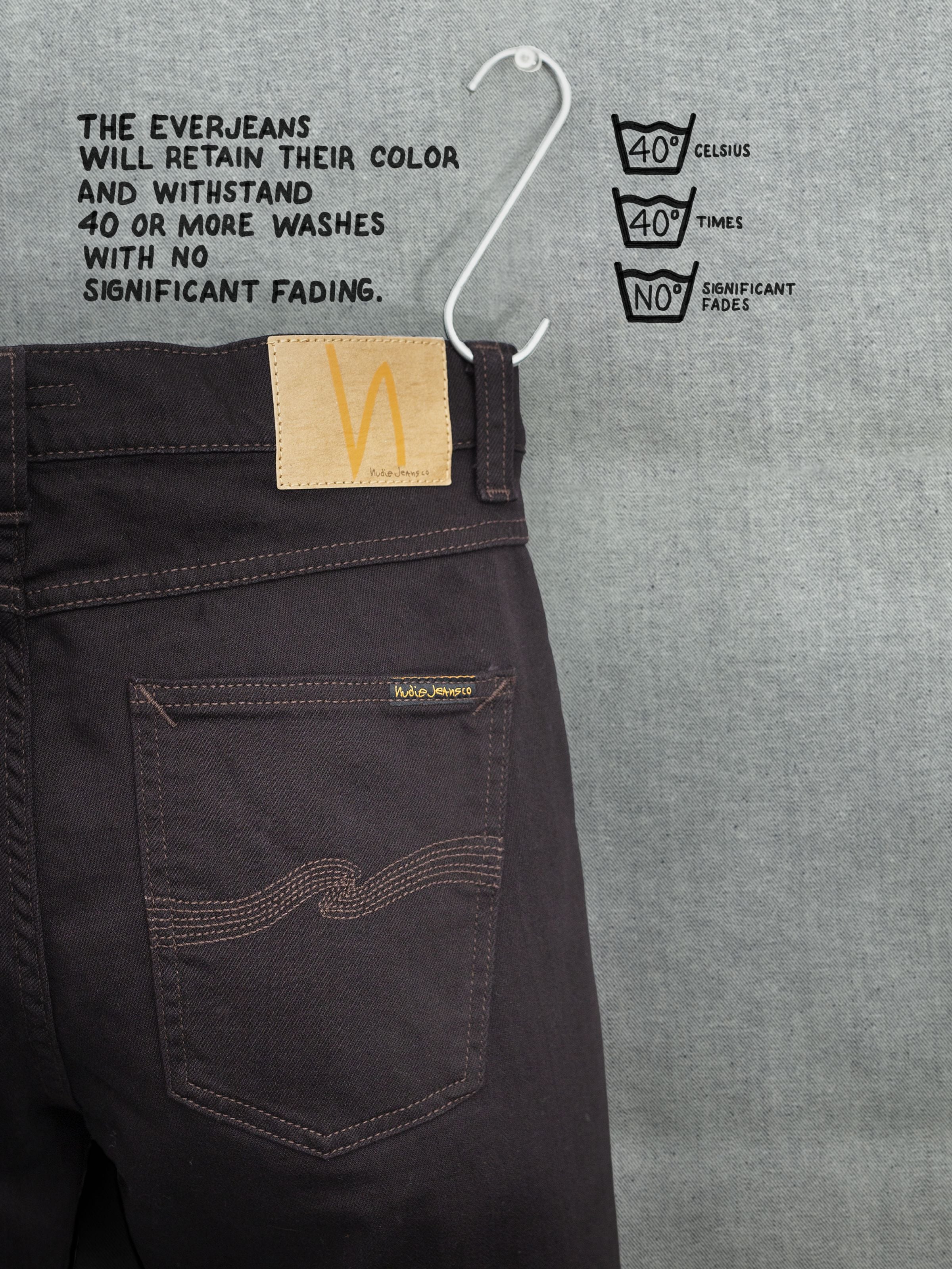 Lean Dean Everbrown, Nahaufnahme von Gesäßtasche und Jacron-Patch auf tiefbraunem Comfort Stretch Denim aus Bio-Baumwolle.