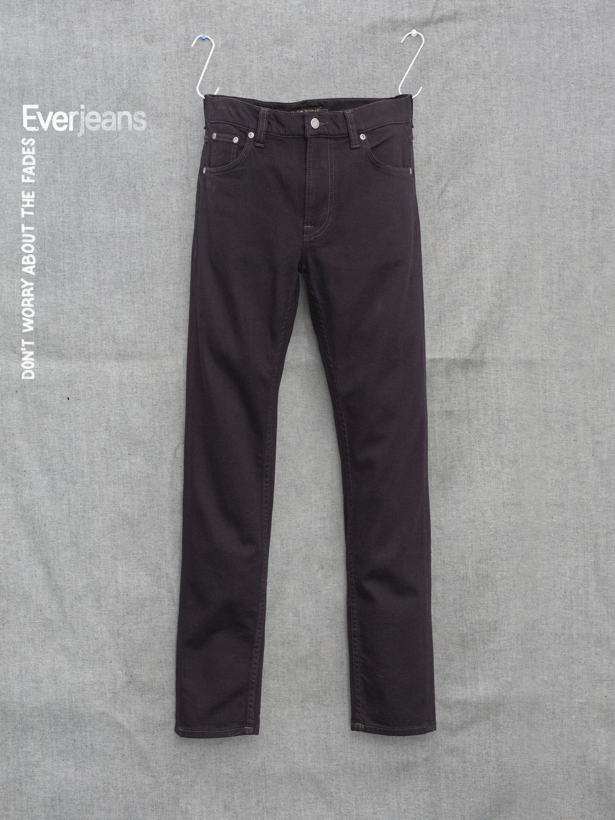Nudie Jeans Lean Dean Everbrown, schmal zulaufende Jeans aus tiefbraunem Bio-Baumwoll-Stretchdenim, flach liegend.
