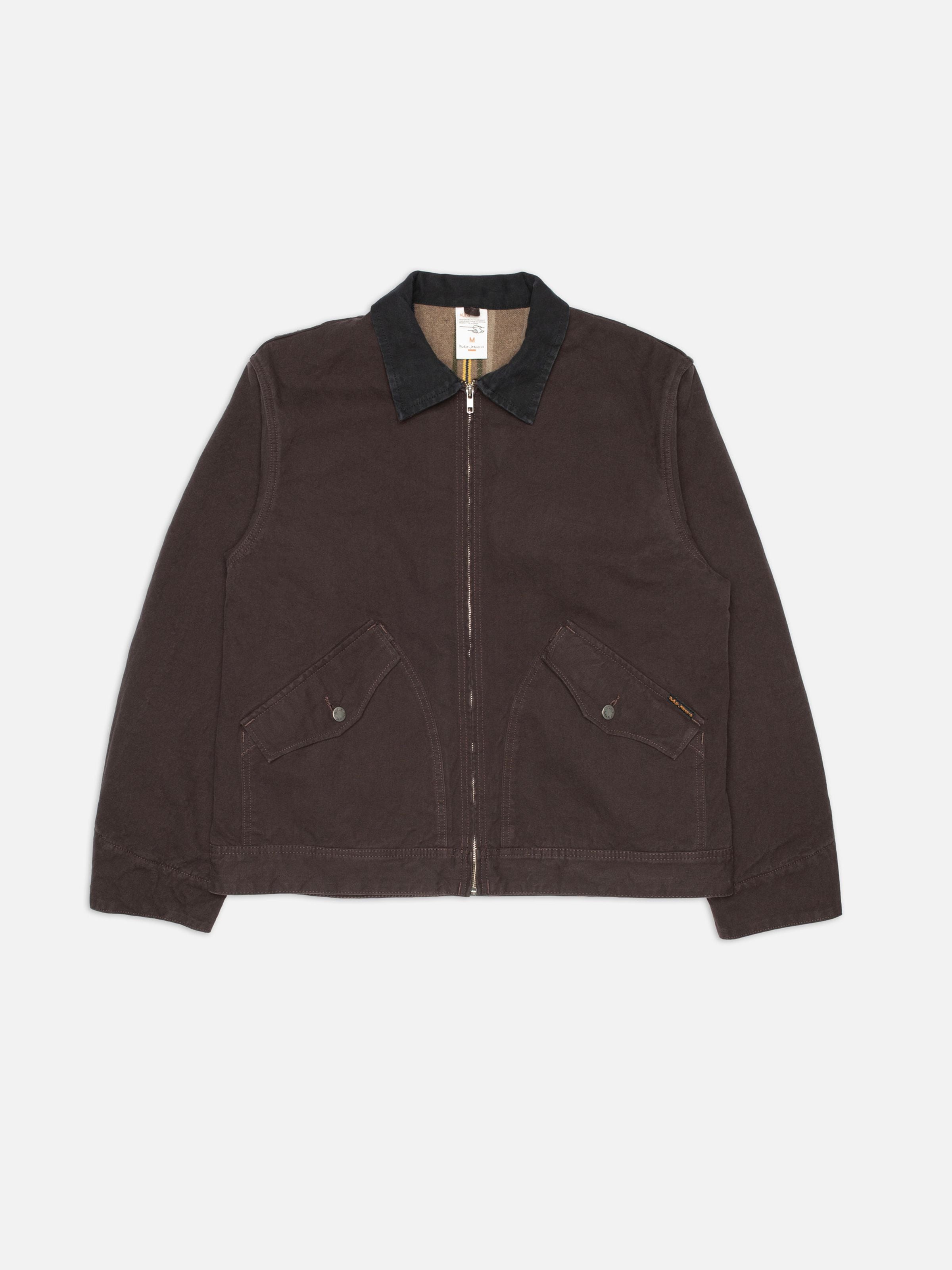 Nudie Jeans Blake Zip Jacket Duck Canvas in Dunkelbraun aus Bio-Baumwolle mit schwarzem Kragen als Flatshot.