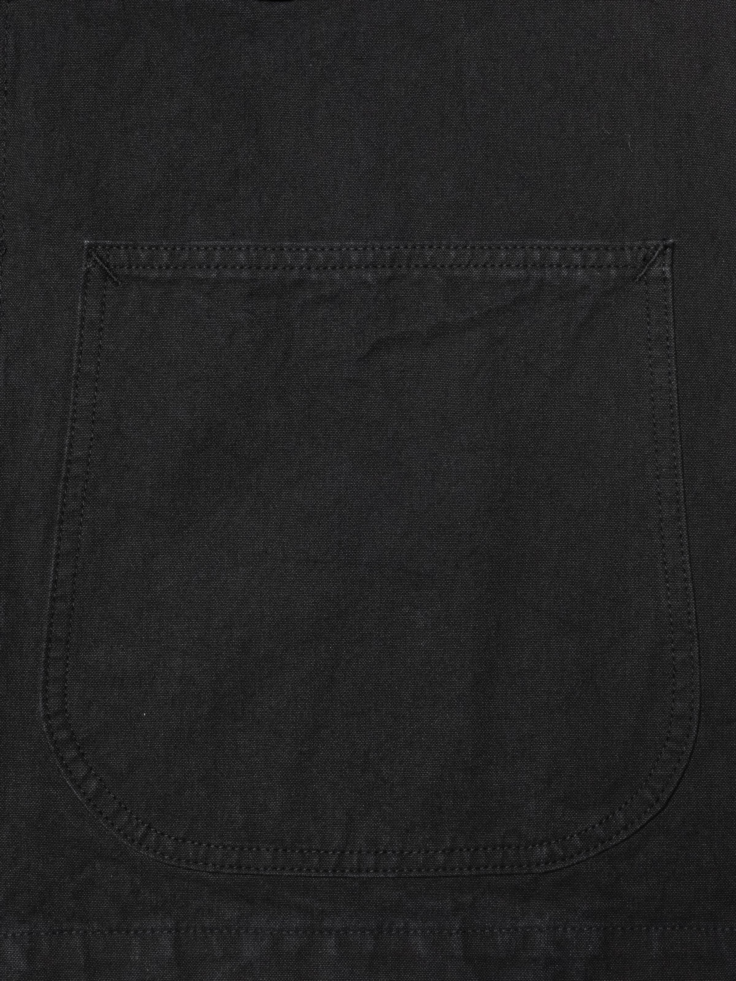 Nudie Jeans Howie Chore Jacket Duck Canvas in Schwarz, Nahaufnahme der aufgesetzten Tasche mit Textur der Bio-Baumwolle.