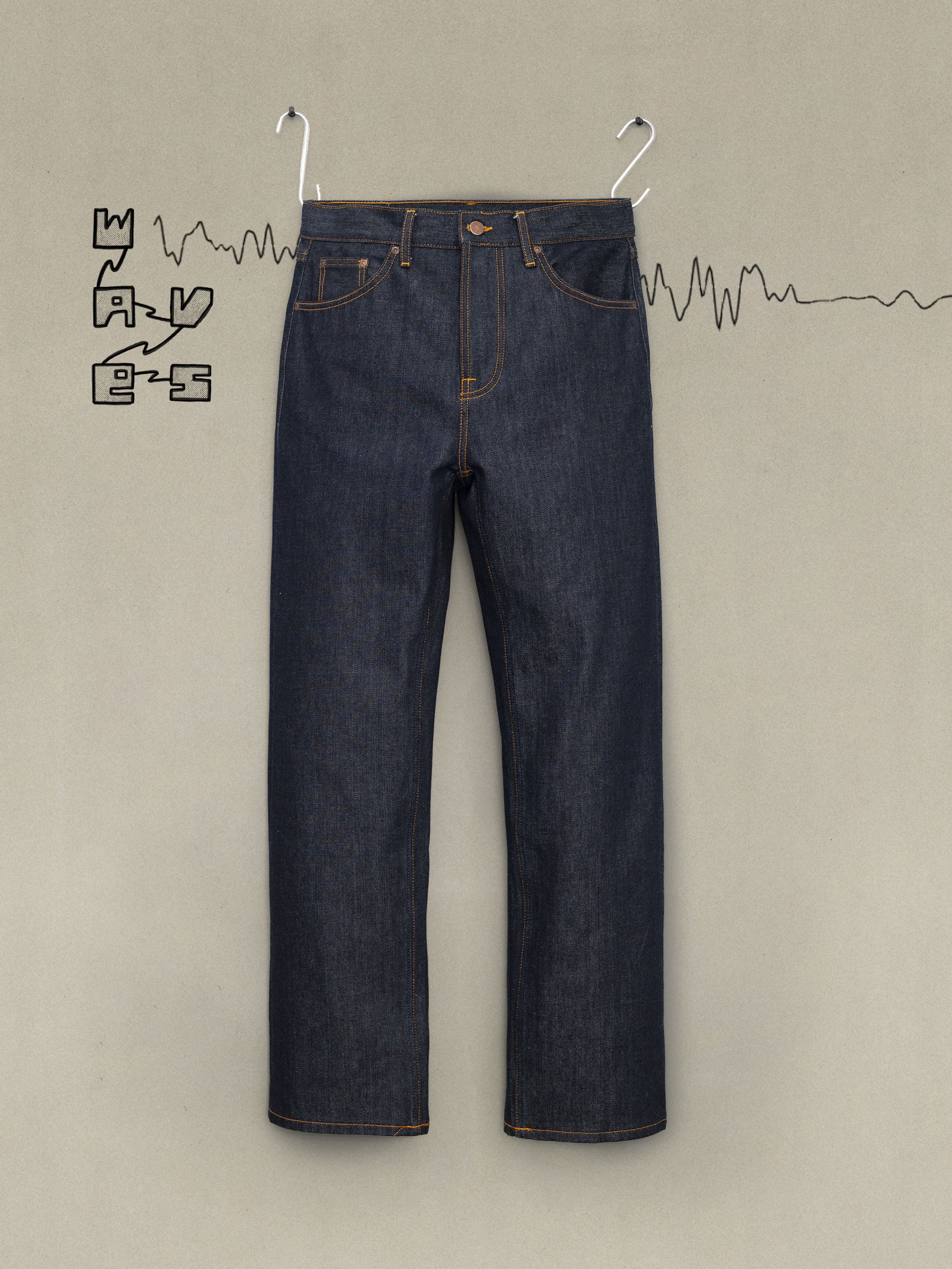 Nudie Jeans Tuff Tony Dry Ecru Waves, lockere Jeans mit weitem Bein aus Bio-Baumwolle, orangefarbene Nähte, flach liegend.