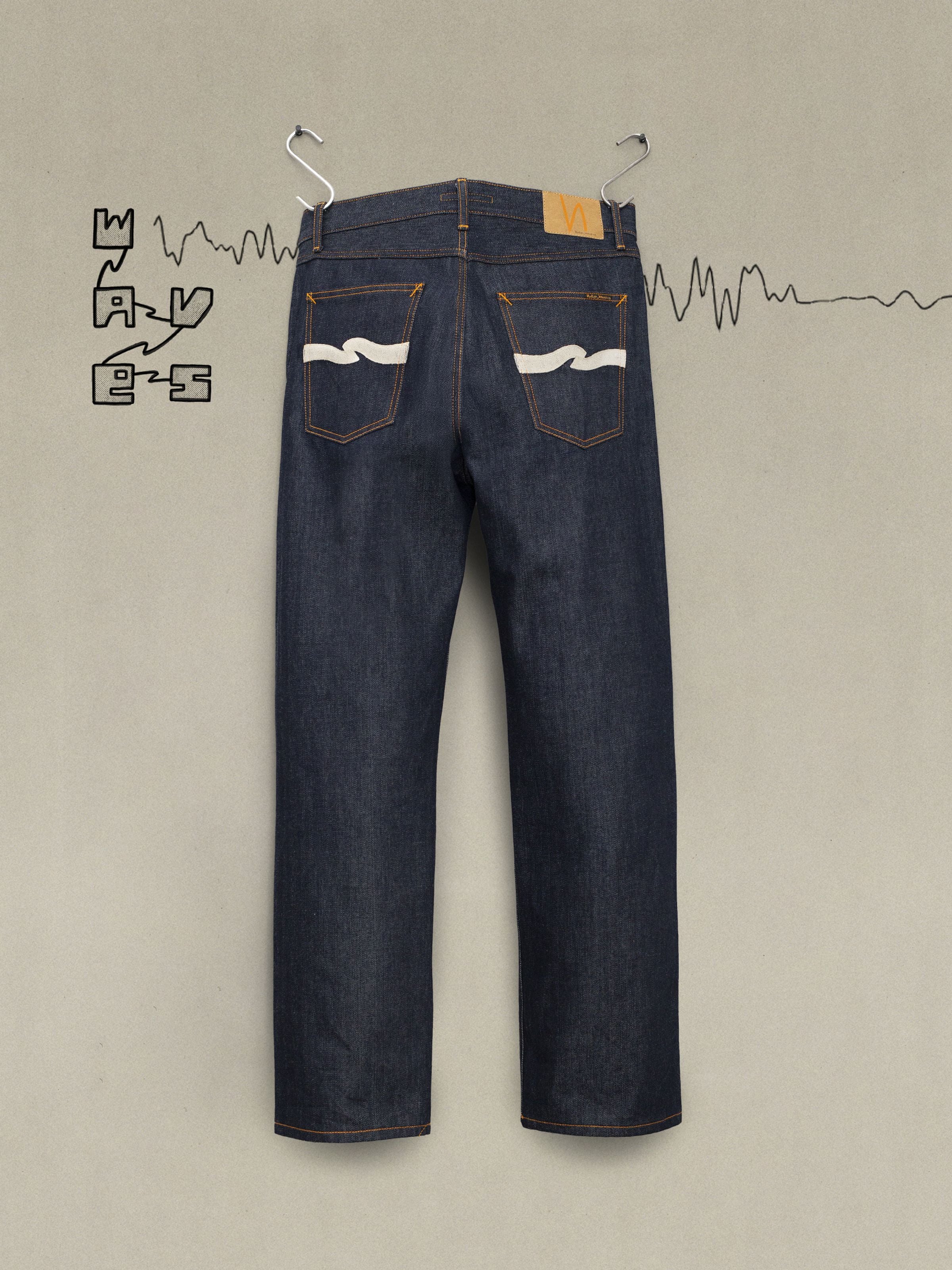 Nudie Jeans Tuff Tony Dry Ecru Waves, lockere Rigid Jeans aus Bio-Baumwolle mit Ecru-Wellen-Stickerei, Rückansicht.