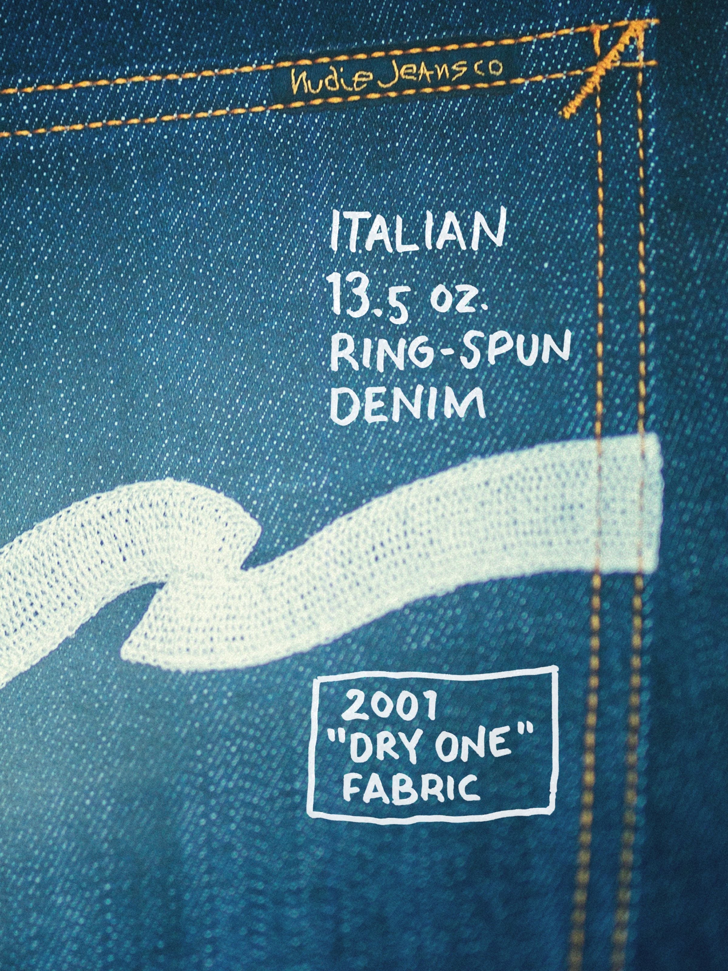 Nudie Jeans Tuff Tony Dry Ecru Waves, Nahaufnahme: 13,5 oz. Indigo-Denim aus Bio-Baumwolle mit ecrufarbener Wellenstickerei.