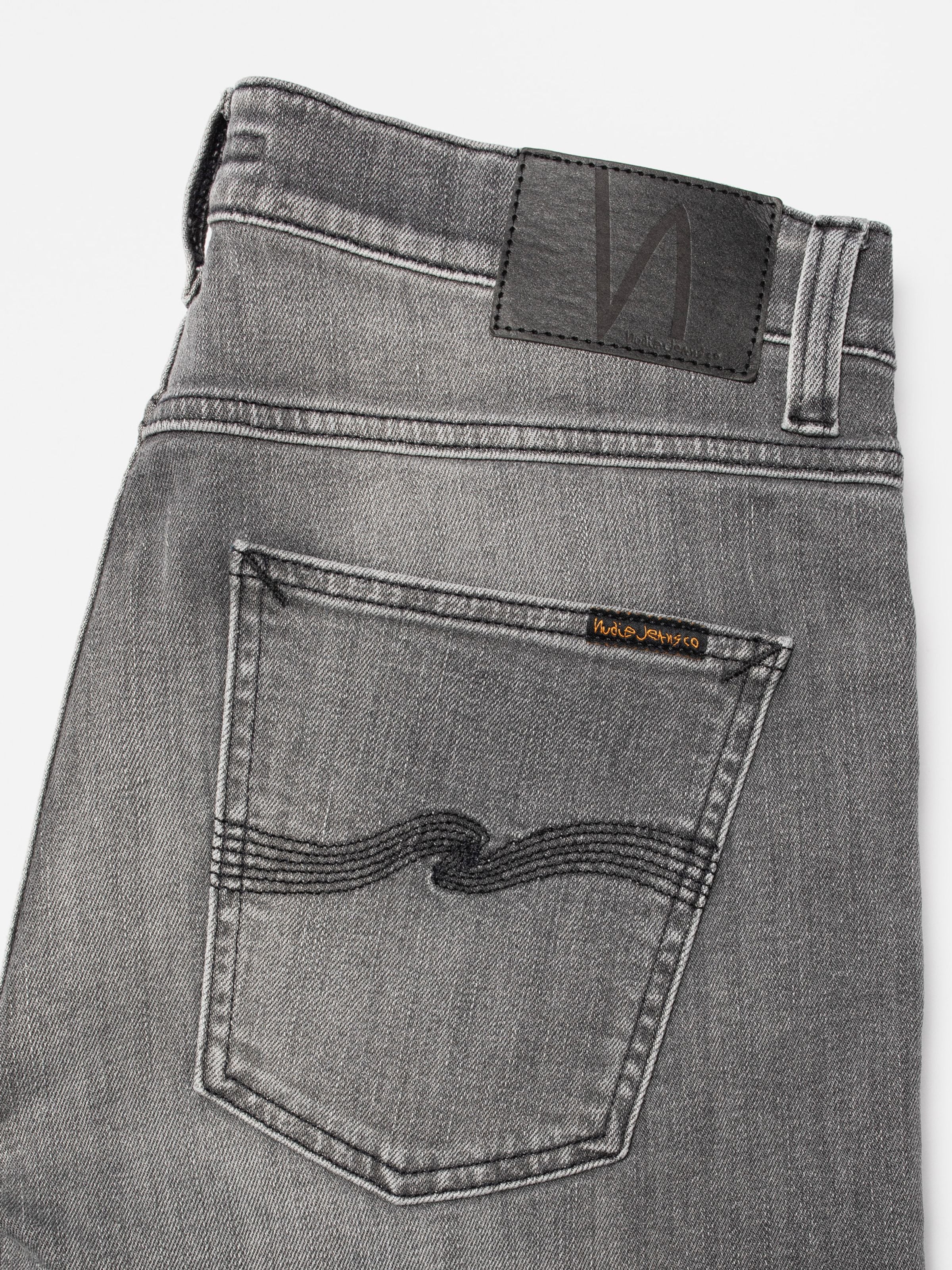 Nudie Jeans Lean Dean Grey Asphalt, close-up of the back pocket and black Jacron patch on grey organic cotton denim.