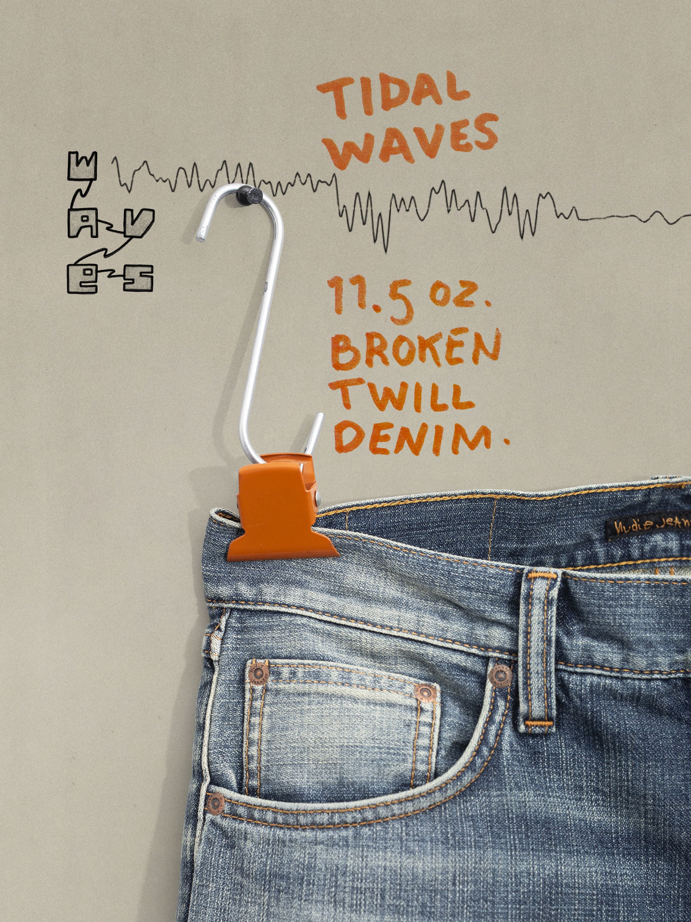 Nudie Jeans Gritty Jackson Tidal Waves, 11,5 oz. Mid Blue Broken Twill Denim aus Bio-Baumwolle mit orangefarbenem Clip.
