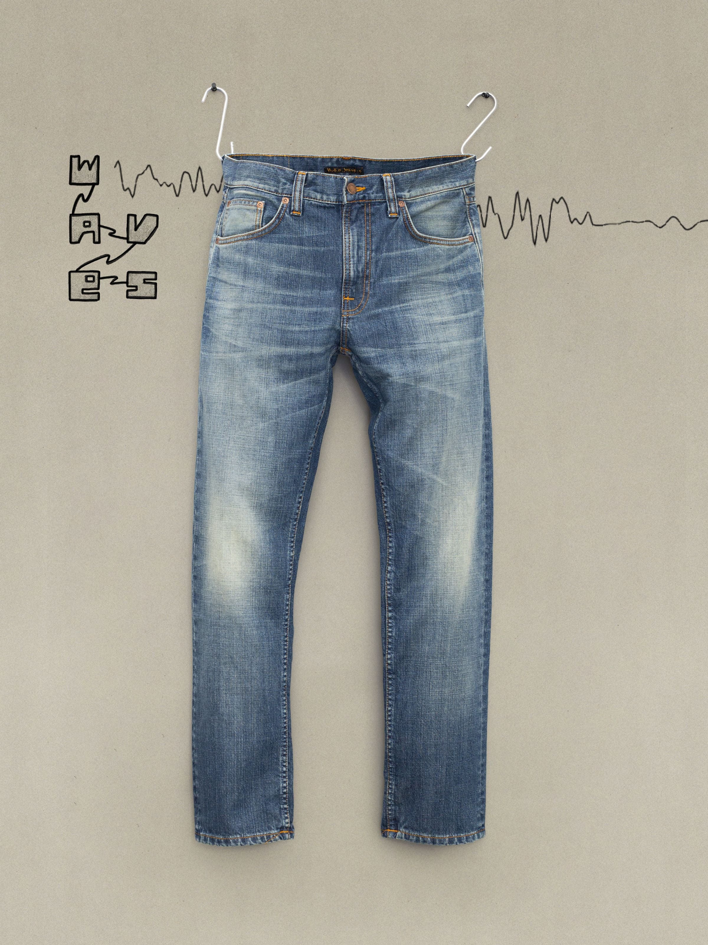 Nudie Jeans Gritty Jackson Tidal Waves, reguläre Herrenjeans aus Bio-Baumwolle in mittelblauem Broken Twill, flach hängend.