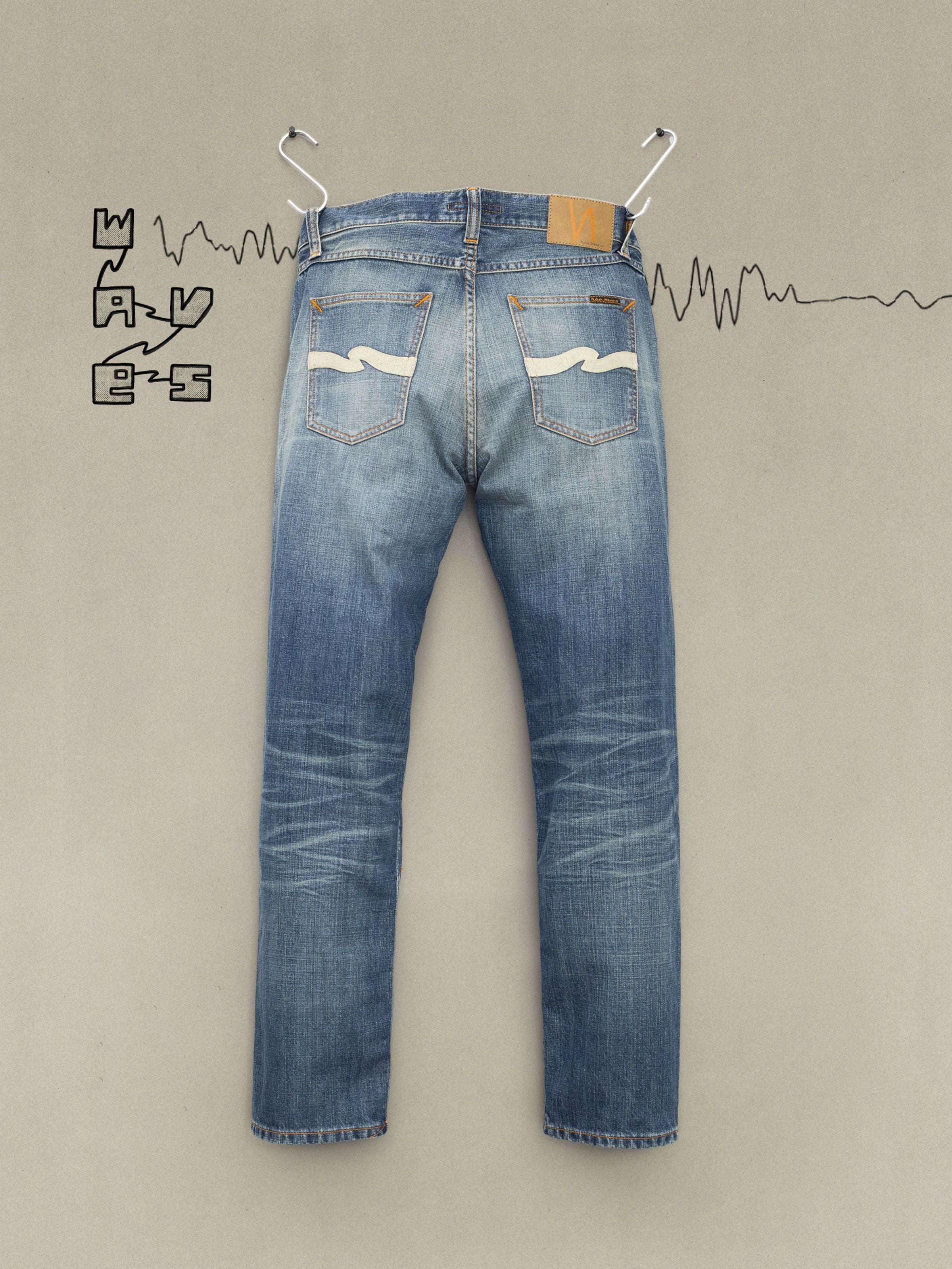 Nudie Jeans Gritty Jackson Tidal Waves, Mid Blue Jeans mit regulärer Passform aus Bio-Baumwolle, Rückansicht.