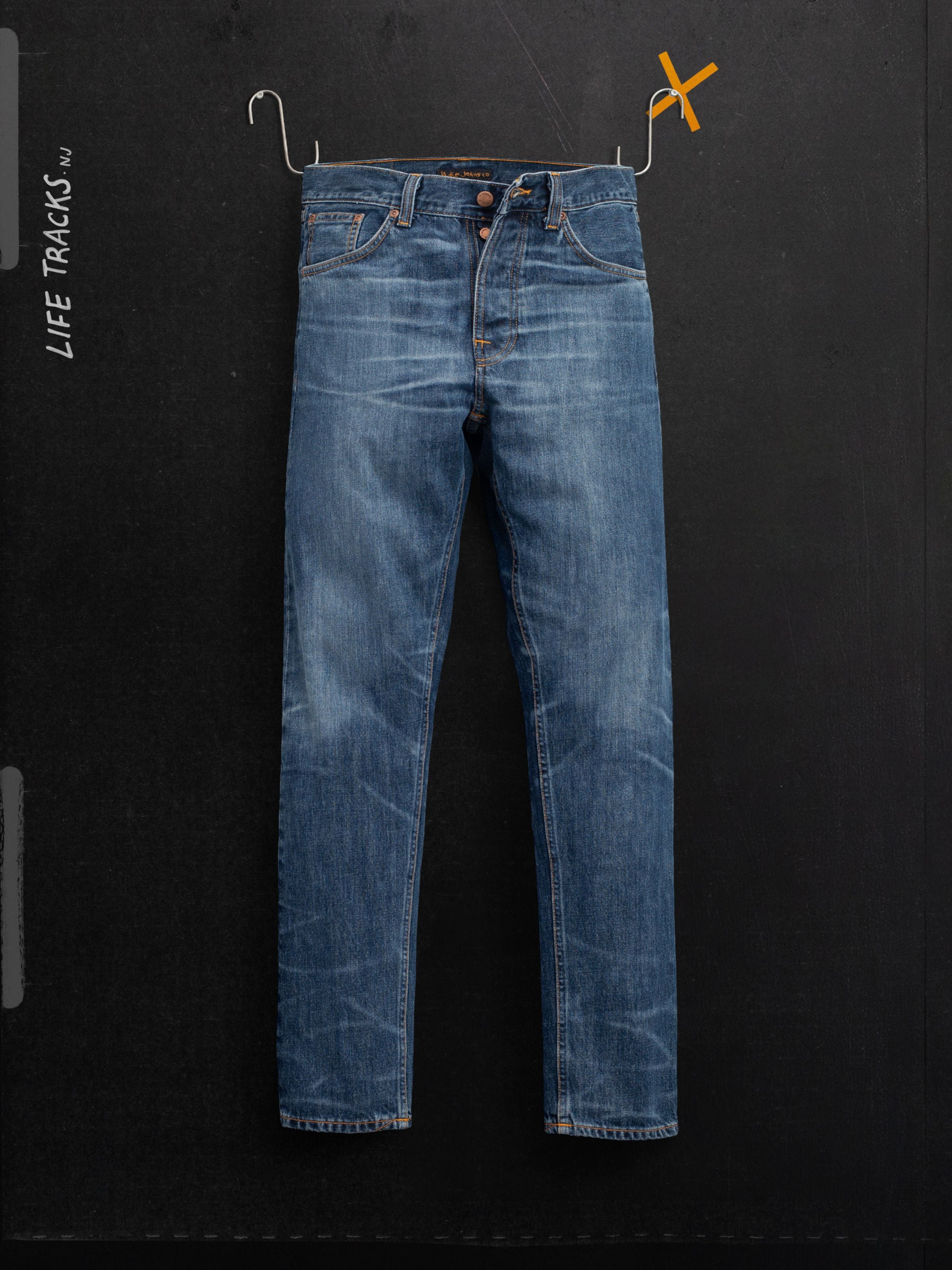 Steady Eddie II Twisted Tracks, reguläre Tapered-Jeans aus Bio-Baumwolle in eingetragener Indigo-Waschung, Vorderansicht.