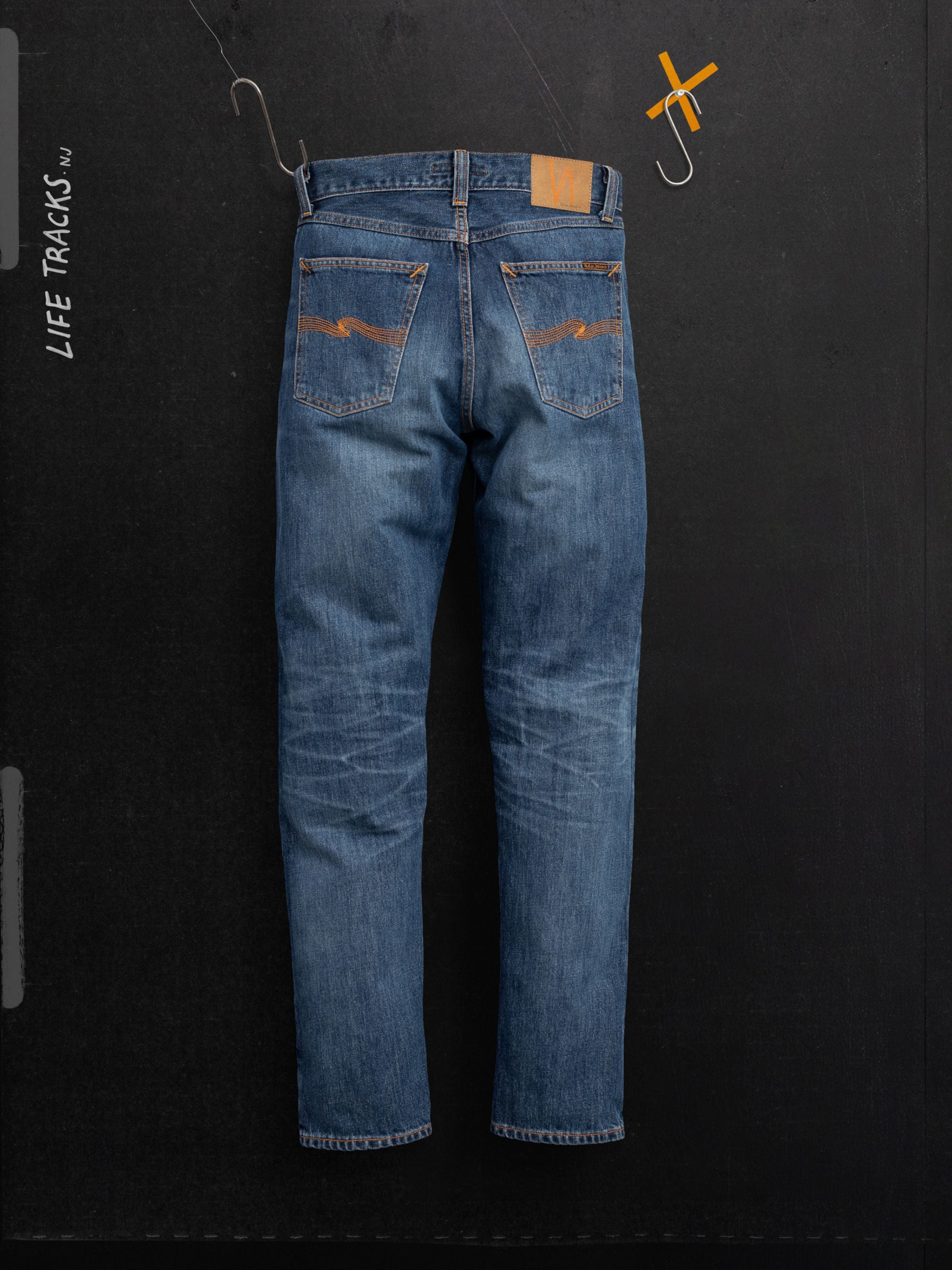 Nudie Jeans Steady Eddie II Twisted Tracks, reguläre Tapered-Passform, Bio-Baumwolle-Denim, verwaschenes Indigo, Rückansicht.