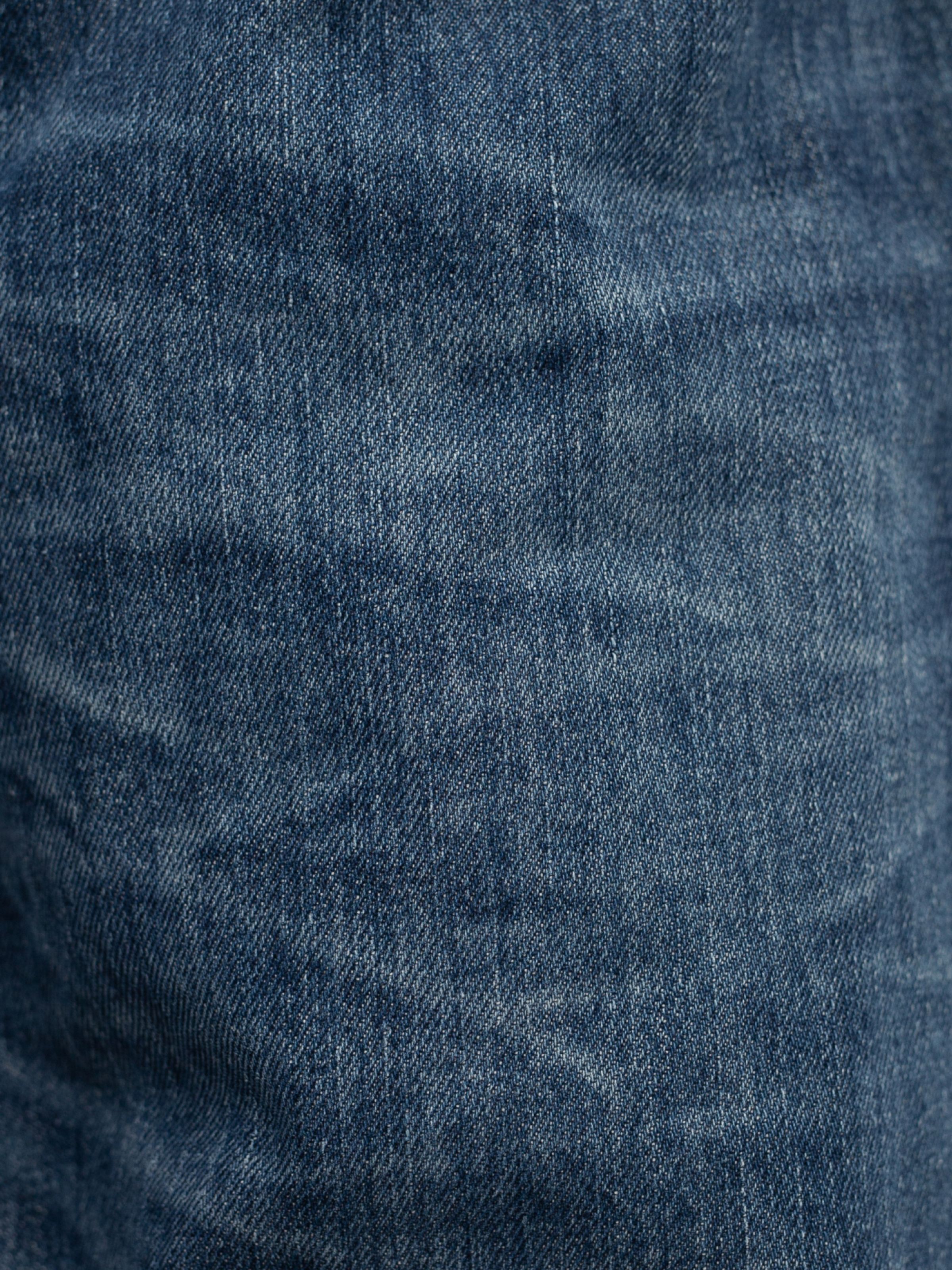 Nudie Jeans Steady Eddie II Twisted Tracks, Nahaufnahme des verwaschenen Indigo Blue 13,5 oz. Bio-Baumwolle Rigid Denims.