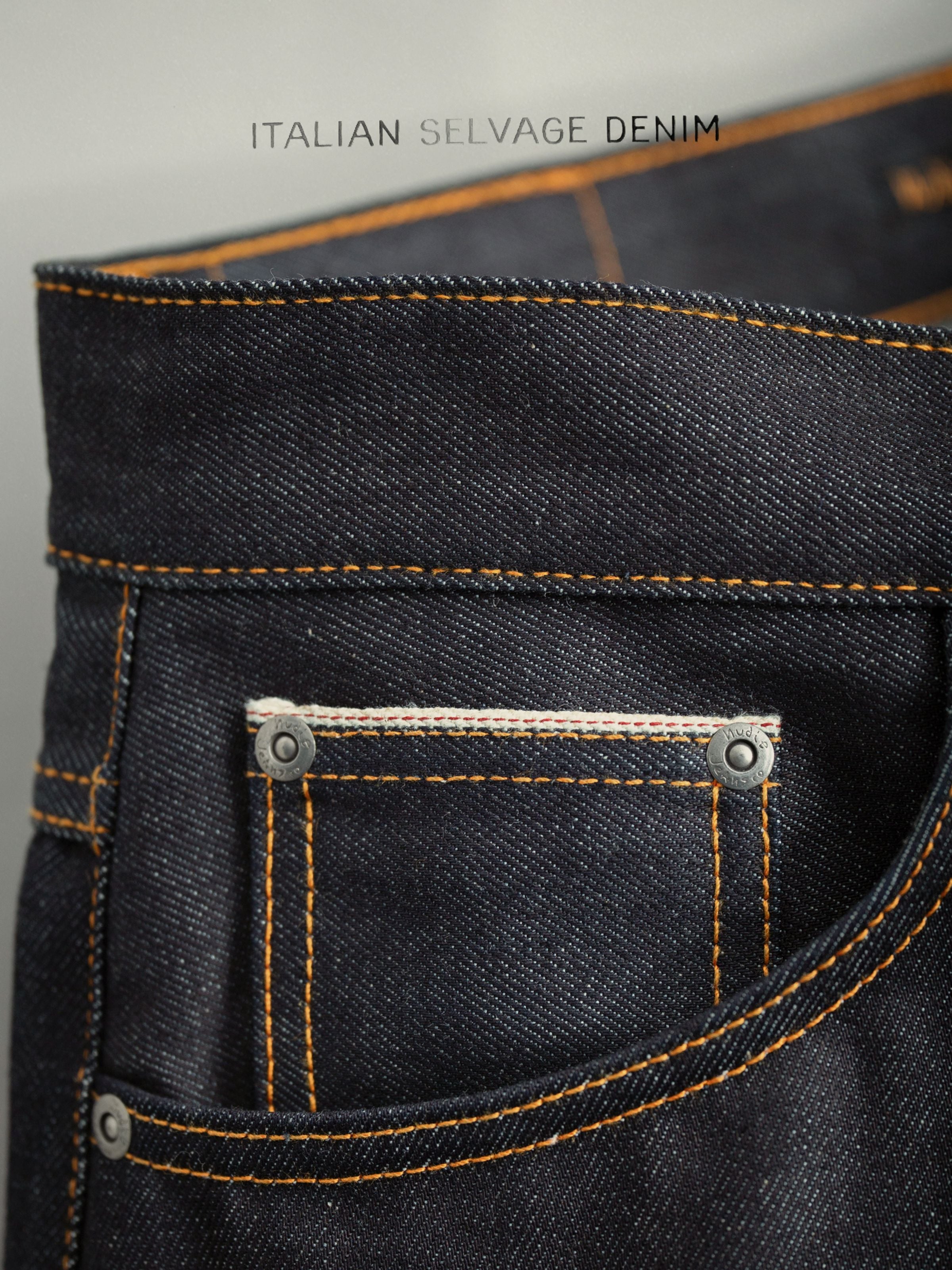 Nudie Jeans Loud Larry Lightning Selvage, Herrenjeans mit lockerer Passform, Nahaufnahme der Münztasche und Selvedge-Detail.