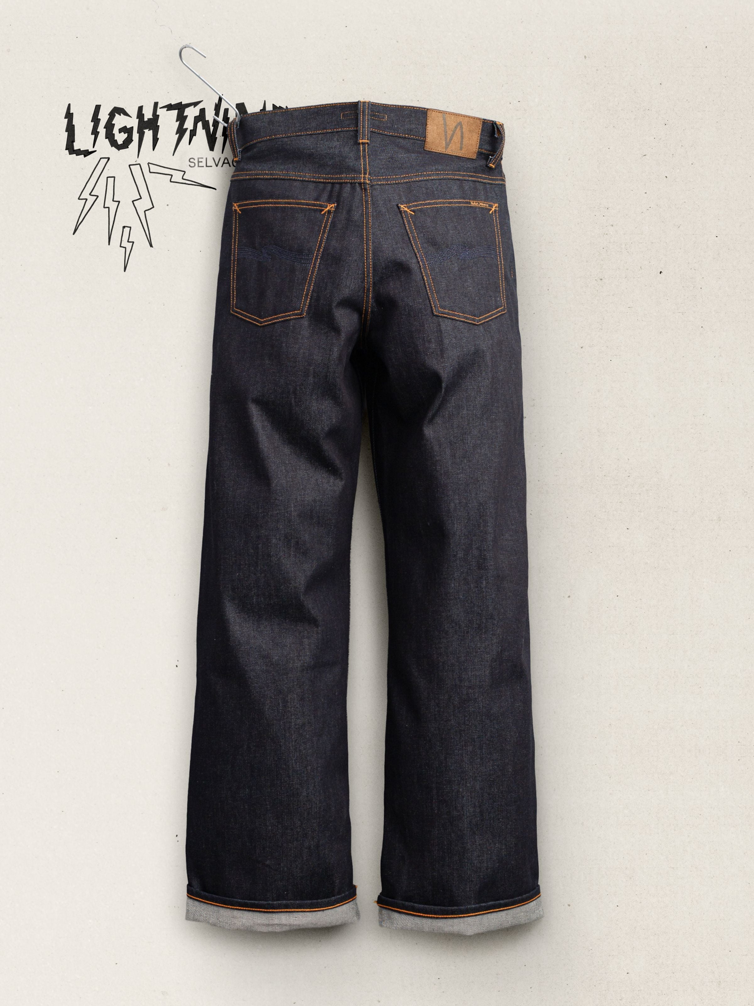 Nudie Jeans Loud Larry Lightning Selvage, Herrenjeans mit lockerer Passform in Tiefblau, von hinten gezeigt.