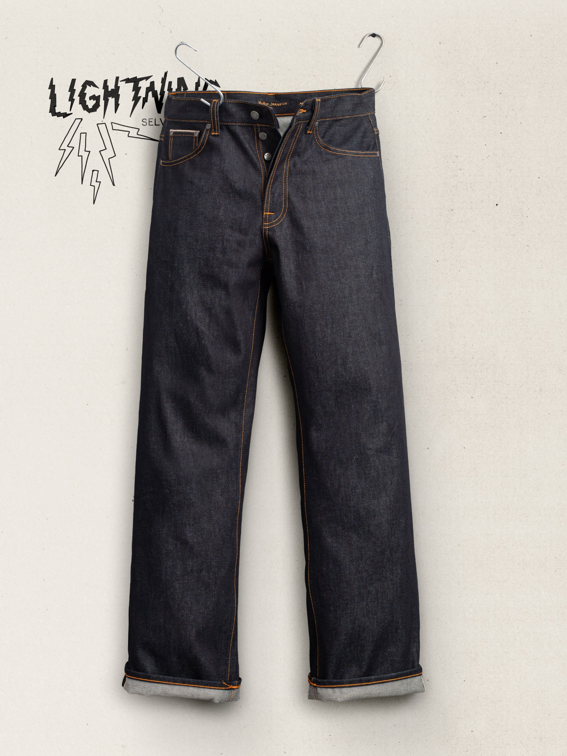Nudie Jeans Loud Larry Lightning Selvage, Herrenjeans mit lockerer Passform, flach auf hellem Hintergrund.