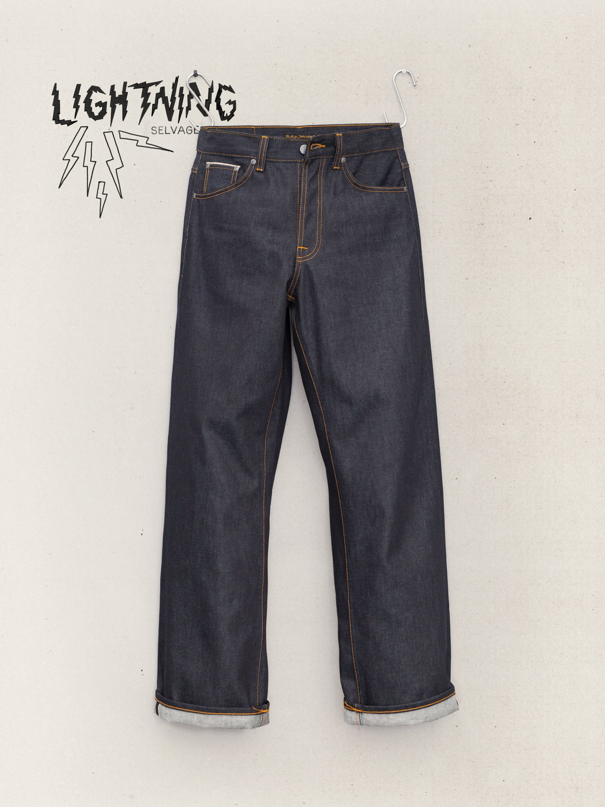 Nudie Jeans Loud Larry Dry Lightning Selvage, lockere Rigid Selvage Jeans aus Bio-Baumwolle in Deep Indigo, flach liegend.