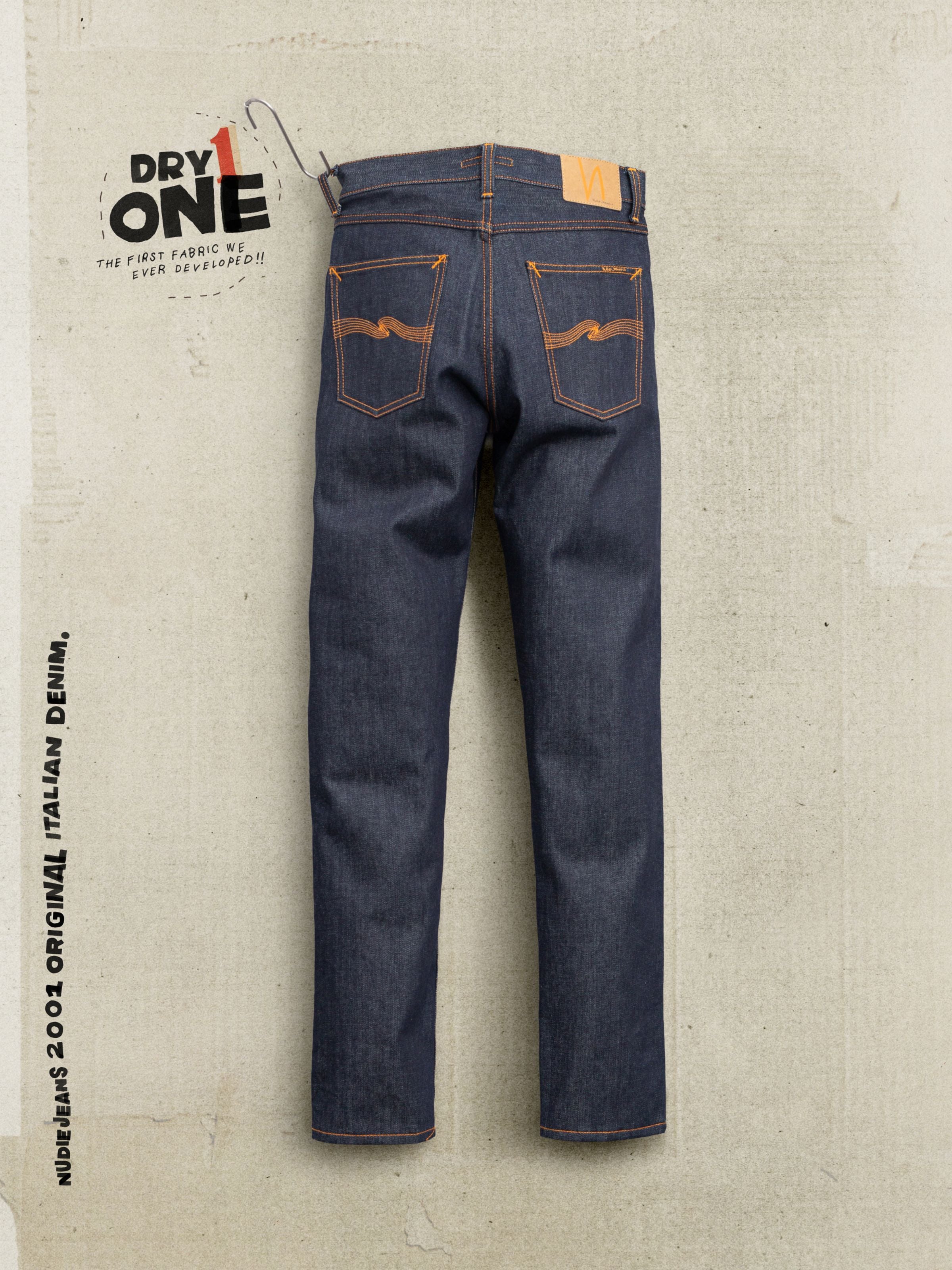 Nudie Jeans Steady Eddie II Dry One, reguläre Tapered-Passform aus indigo Rigid-Denim aus Bio-Baumwolle, von hinten gezeigt.