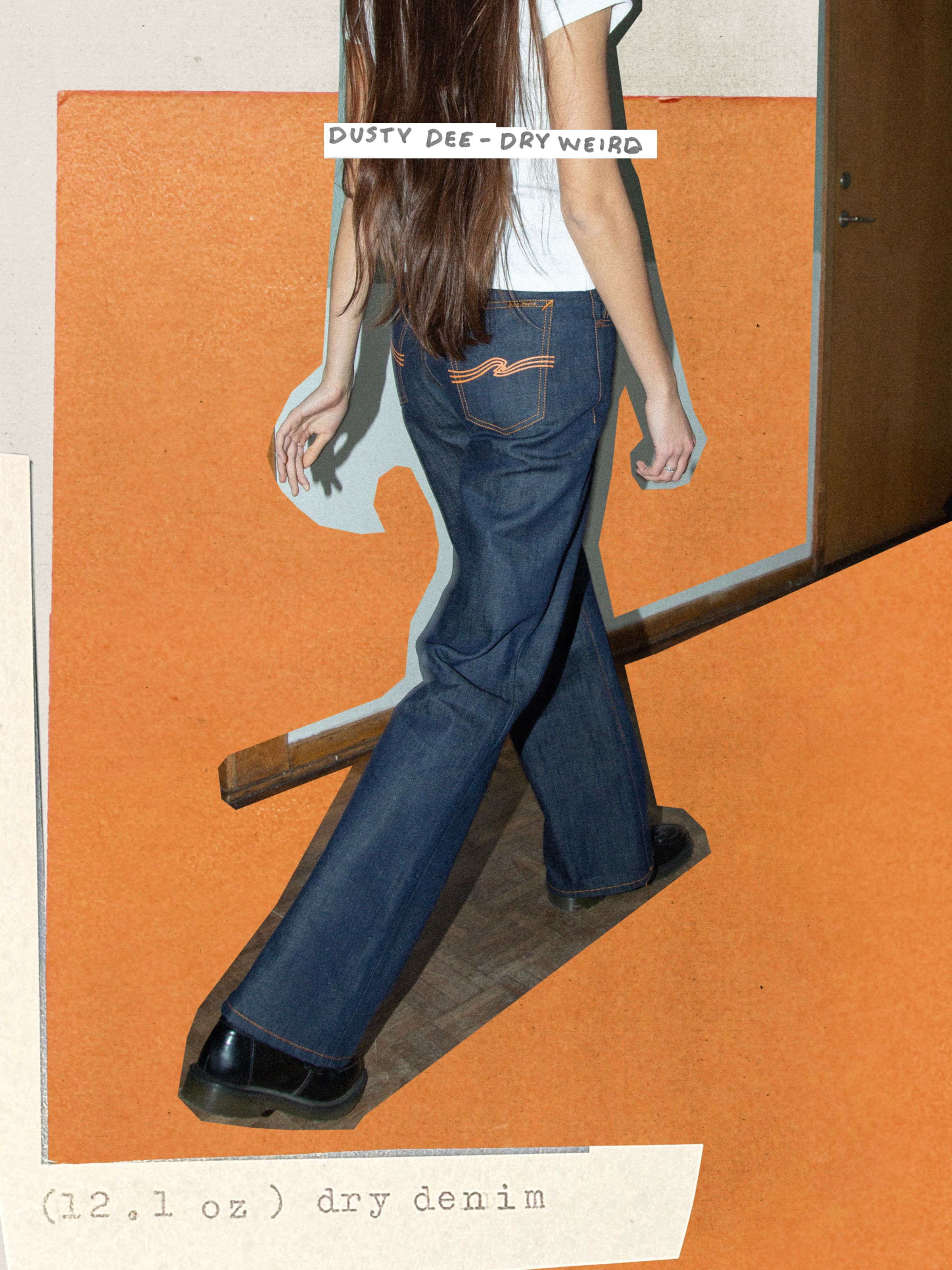 Nudie Jeans Dusty Dee Dry Weird, ausgestellte Damenjeans aus Rigid Dry Denim mit oranger Stickerei, Rückansicht am Model.