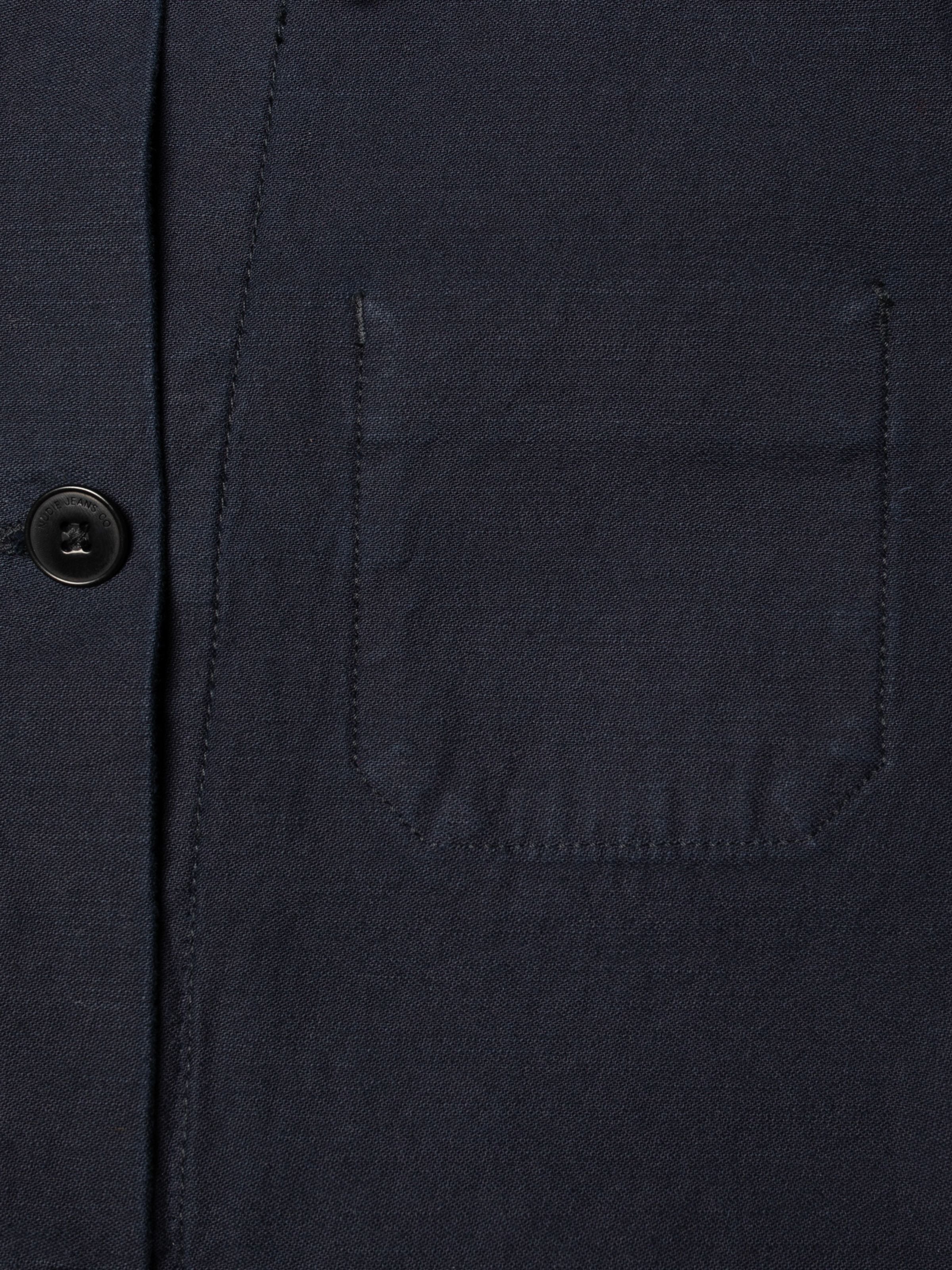 Nudie Jeans Lovis Jacket Back Sateen Indigo, Nahaufnahme des Back Sateen aus Bio-Baumwolle und schwarzem Corozo-Knopf.