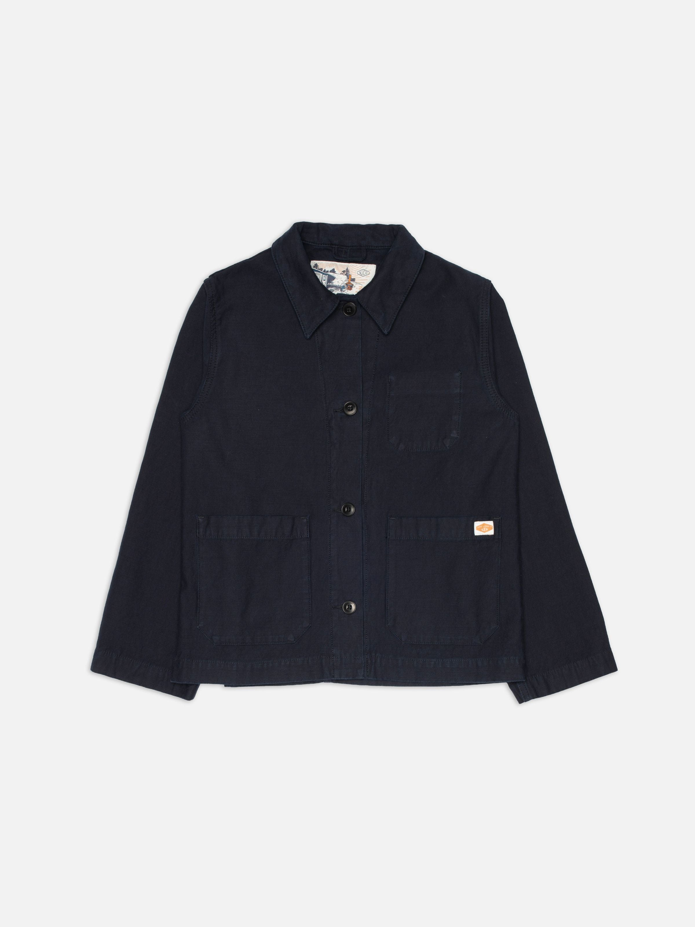Nudie Jeans Lovis Jacket Back Sateen Indigo, Workwear-Jacke aus Bio-Baumwolle mit regulärer Passform, als Flatshot.