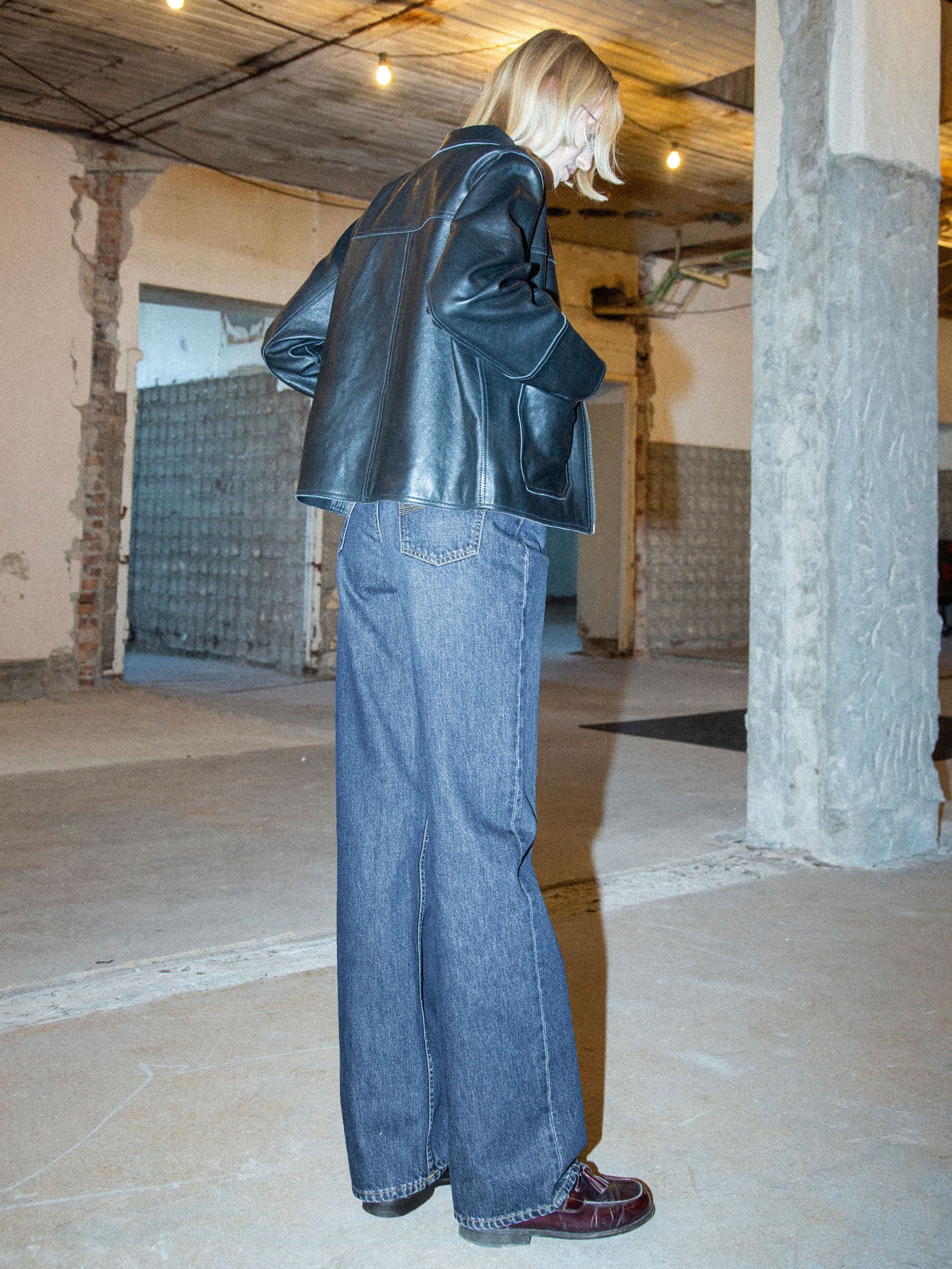 Nudie Jeans Clean Eileen Midnight Rain, loose-fit wide-leg organic cotton jeans in dark blue, shown from behind on a model.