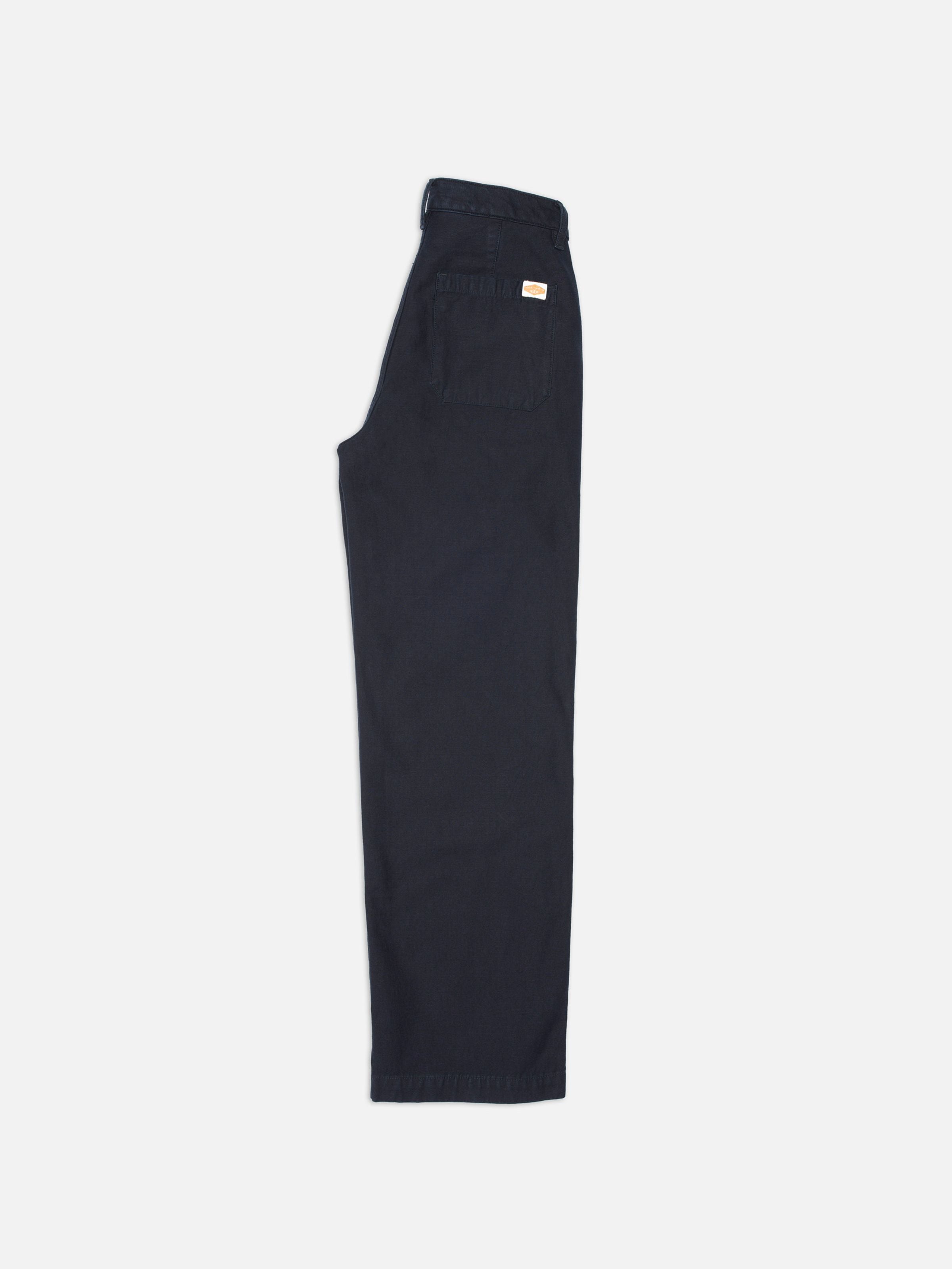 Nudie Jeans Wendy Pants Back Sateen Indigo, Bio-Baumwollhose im Regular Fit mit weitem Bein in Dunkelblau, Seitenansicht.