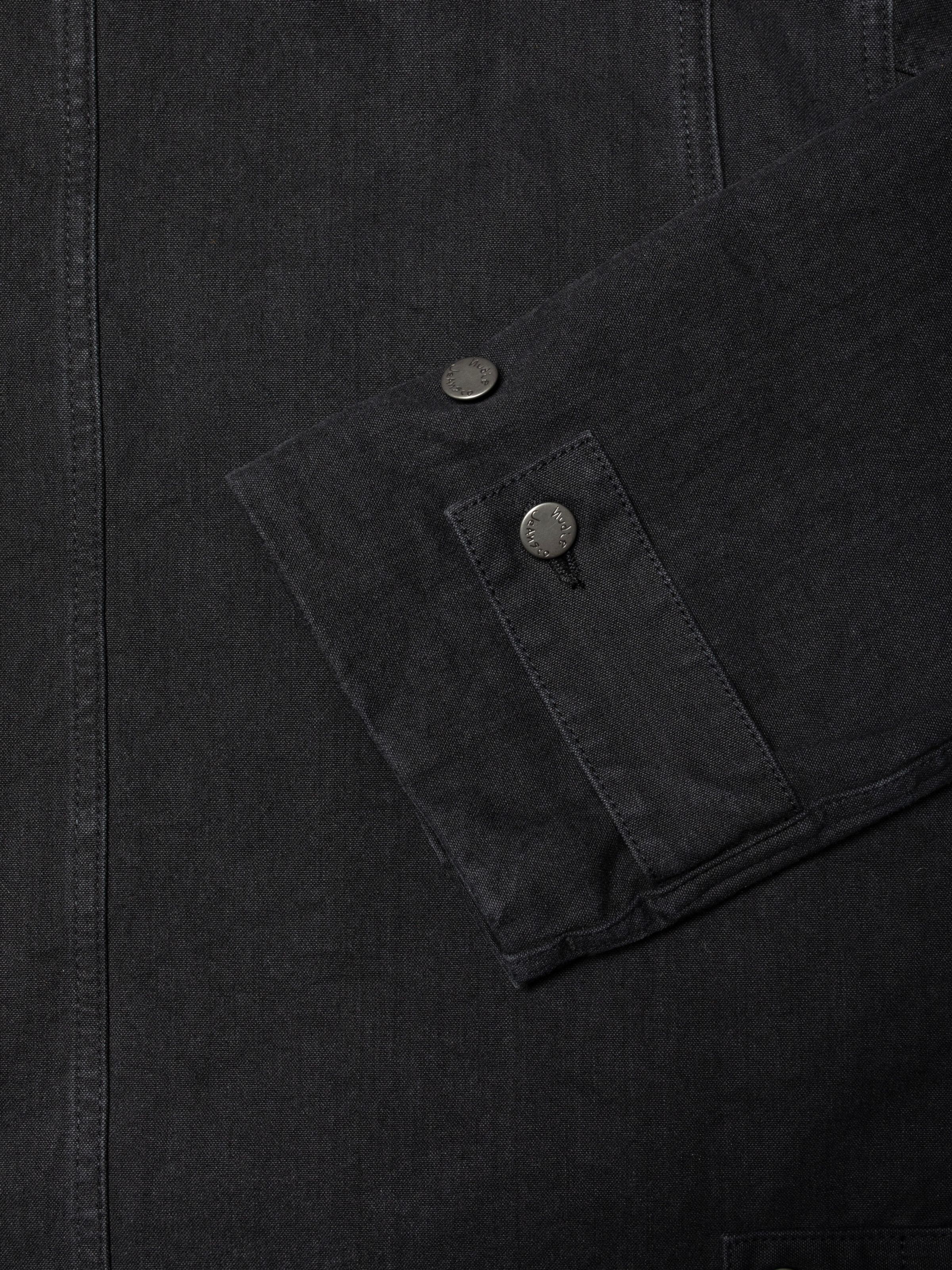 Nudie Jeans Lana Jacket Duck Canvas Black, close-up of the sleeve cuff and organic cotton fabric with metal buttons.