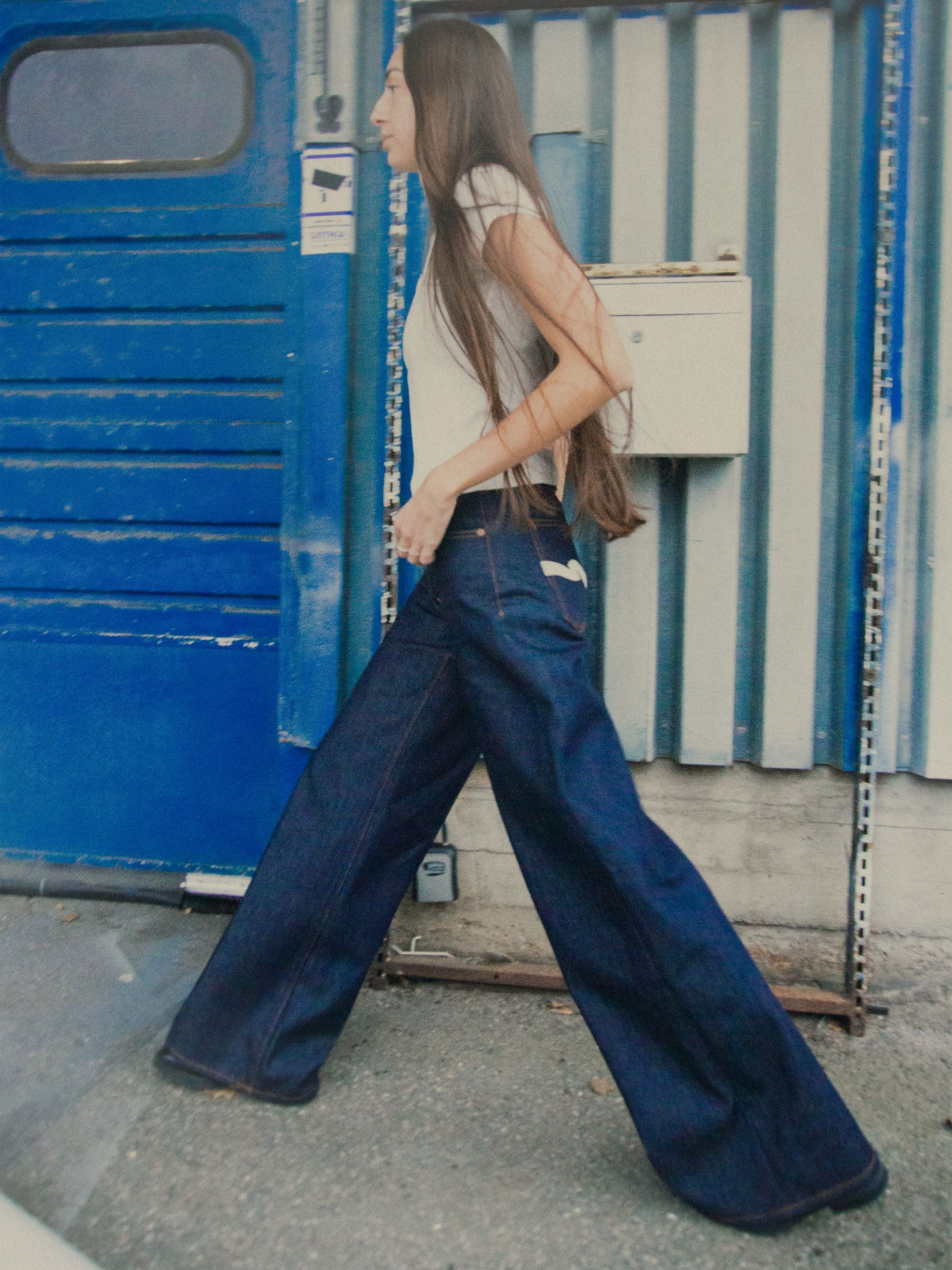 Nudie Jeans Sonic Sue Dry Ecru Waves, indigo Damenjeans mit weitem Bein aus Bio-Baumwolle und Ecru-Bestickung, im Gehen.
