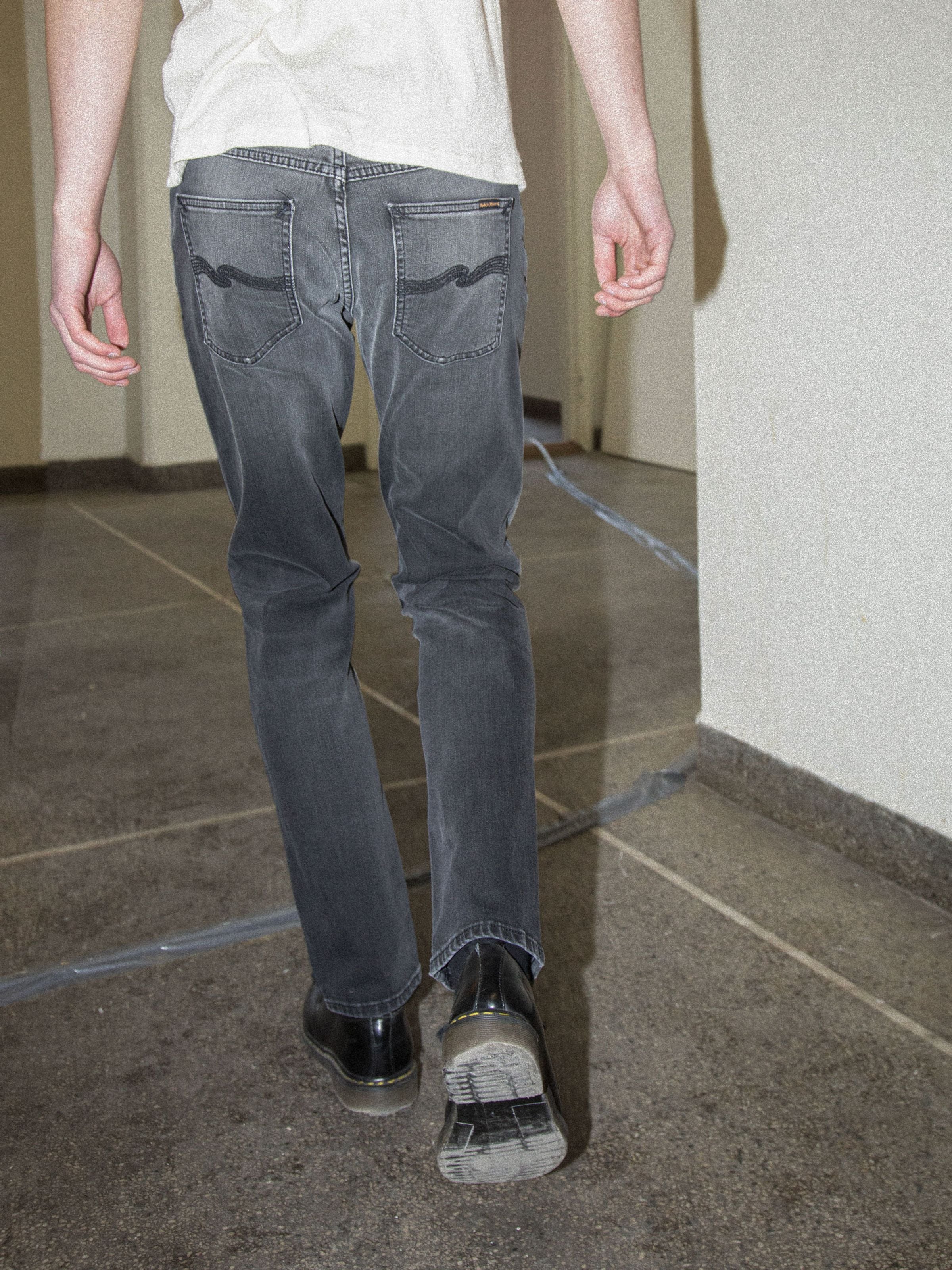 Nudie Jeans Solid Ollie Black Mist, schmale Jeans, von hinten an einem Model.